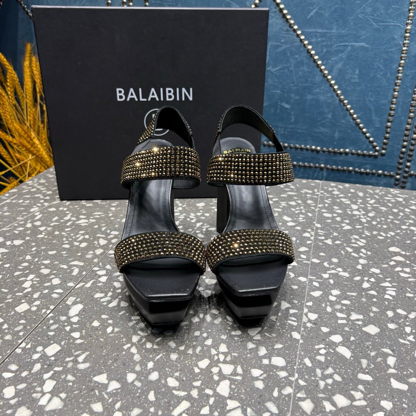 БОСОНІЖКИ BALMAIN 26S НА ВИСОКИХ ПІДБОРАХ 105 ММ З ЧОРНОЇ ТЕЛЯЧОЇ ШКІРИ З ОЗДОБЛЕННЯМ ЗОЛОТИМ КАМІННЯМ
