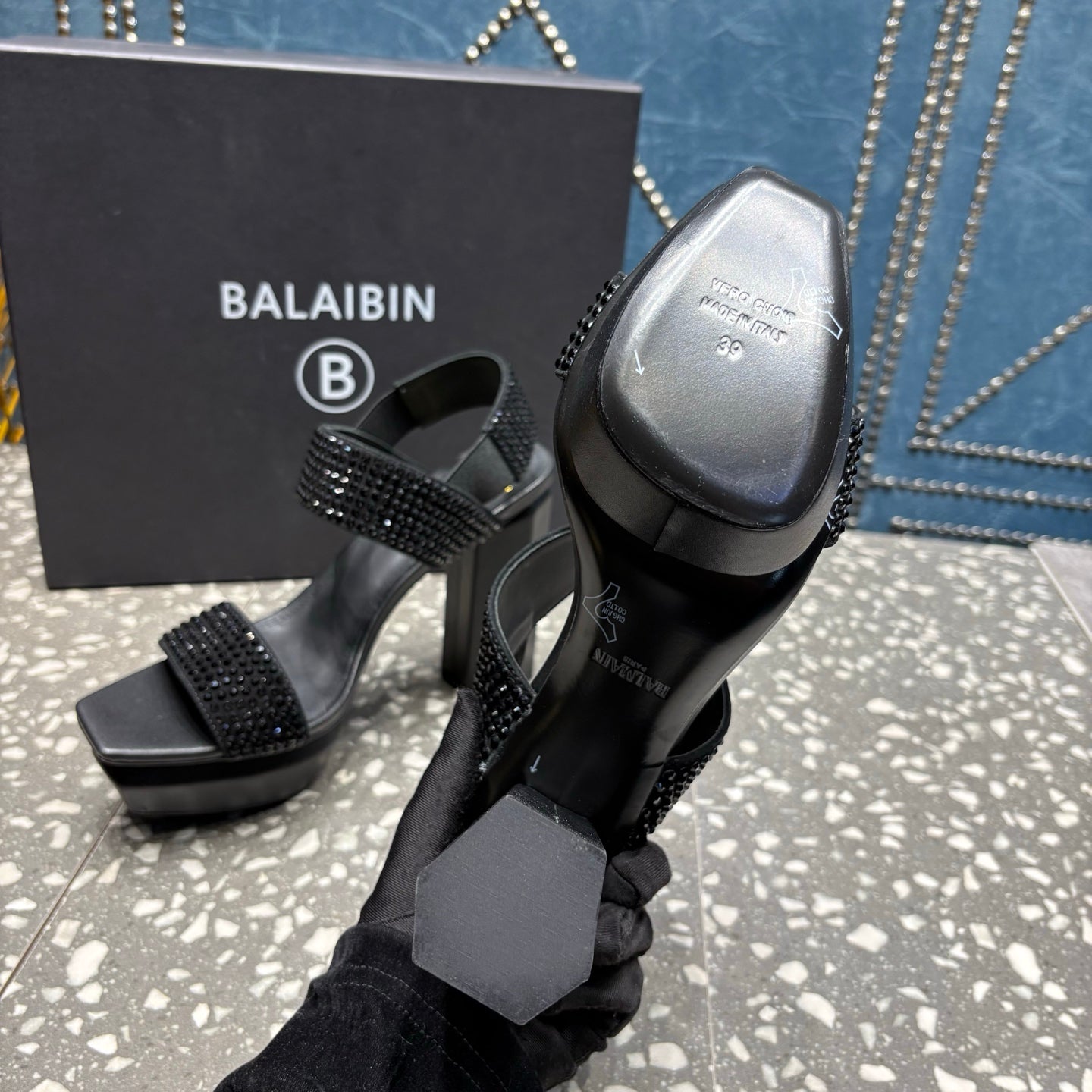 БОСОНІЖКИ BALMAIN 26S НА ВИСОКИХ ПІДБОРАХ 105 ММ З ЧОРНОЇ ТЕЛЯЧОЇ ШКІРИ, ПРИКРАШЕНІ КАМІННЯМ