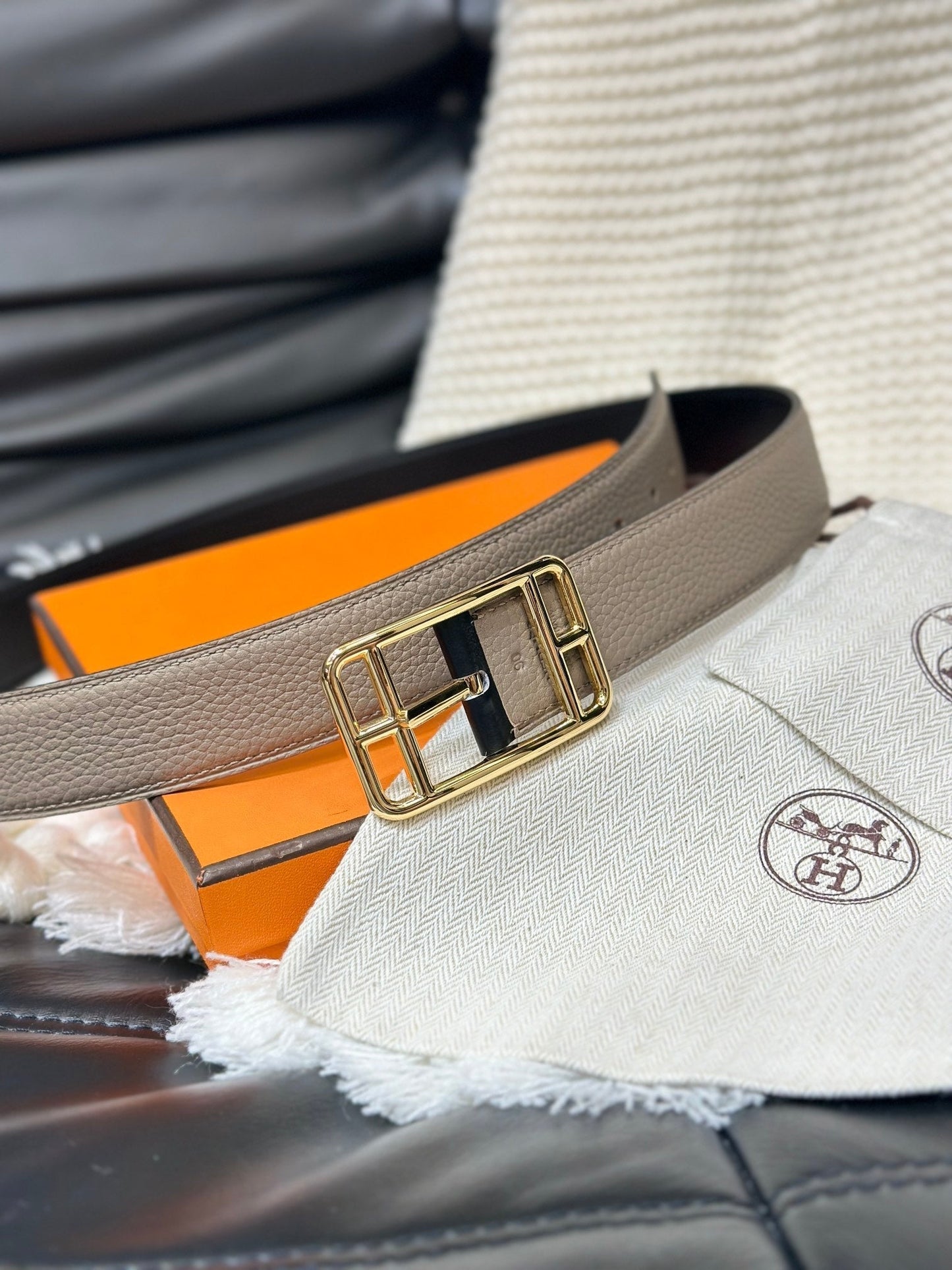 HM CAPE COD 32MM REVERSIBLE BELT BLACK AND TAN LEATHER GOLD BUCKLE - 30