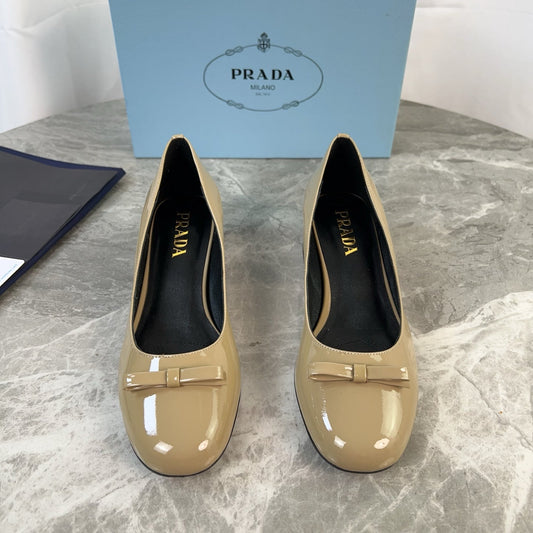 PRADA 25S НИЗЬКИЙ КАБЛУК СЛІПОНИ БАНТ 45 ММ З ГЛЯНЦЕВОЇ ТЕЛЯЧОЇ ШКІРИ КОЛЬОРУ ЗОЛОТИСТО-БЕЖЕВИЙ - 34