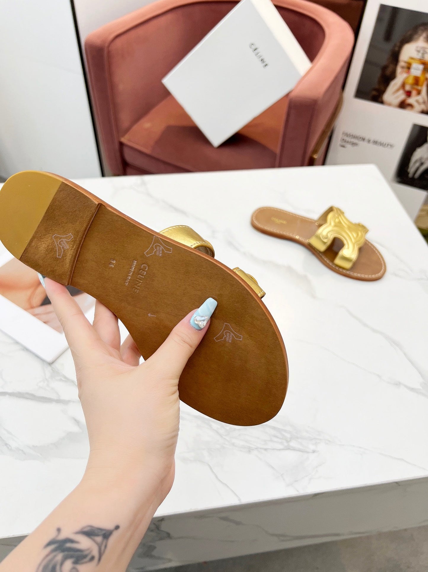 TRIOMPHE SLIDE IN GOLD CALFSKIN - 35