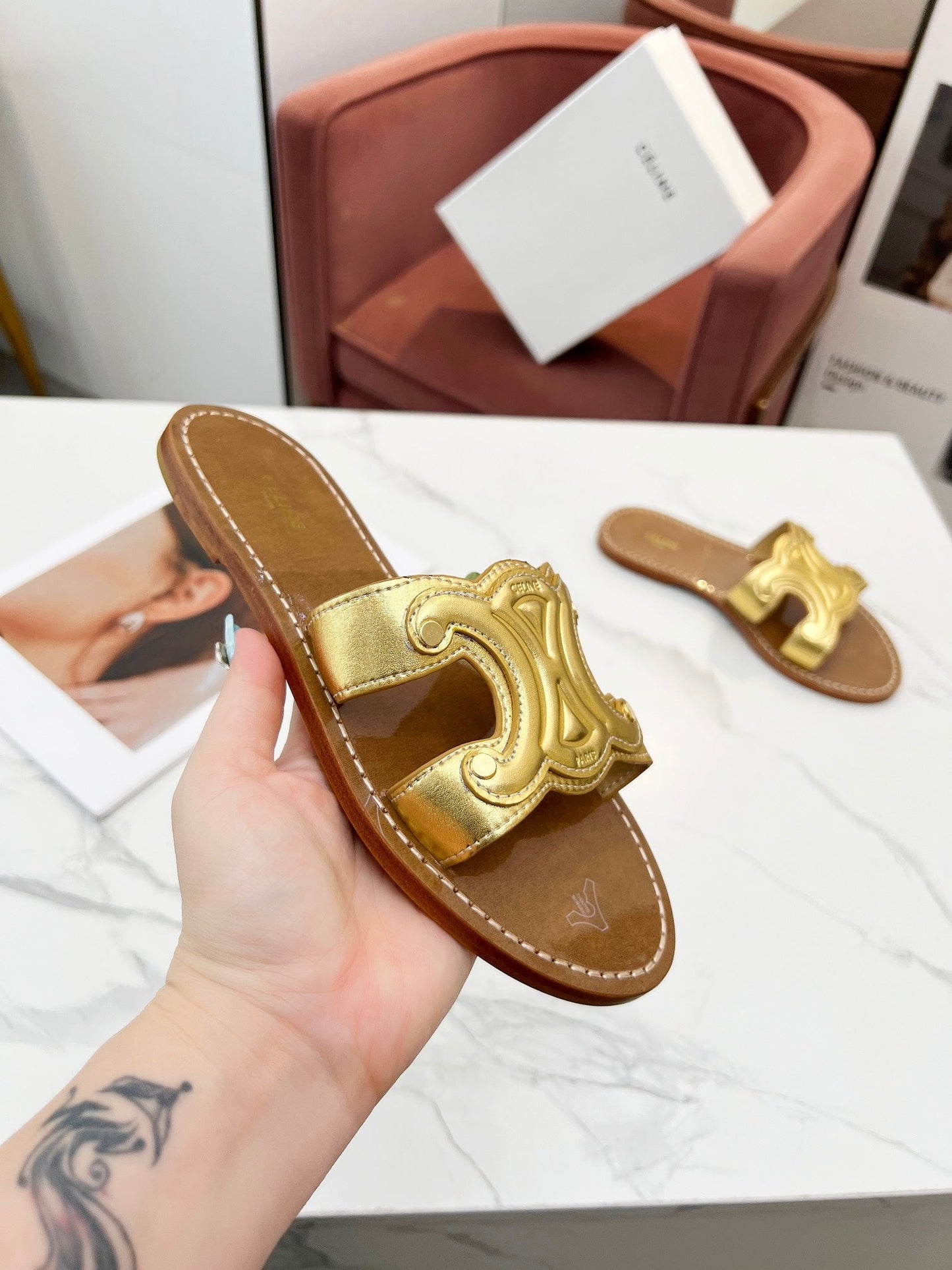 TRIOMPHE SLIDE IN GOLD CALFSKIN - 35