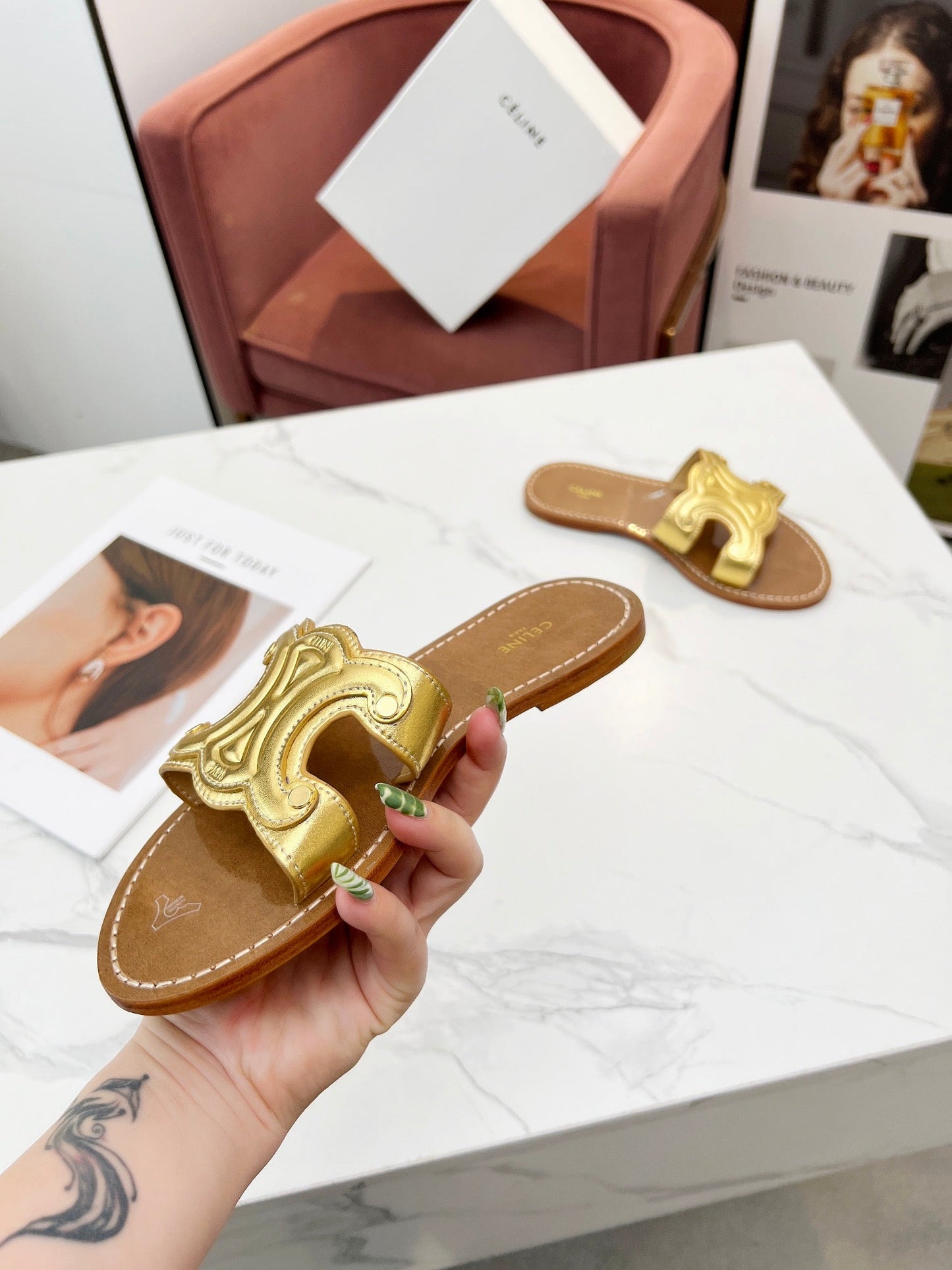 TRIOMPHE SLIDE IN GOLD CALFSKIN - 35
