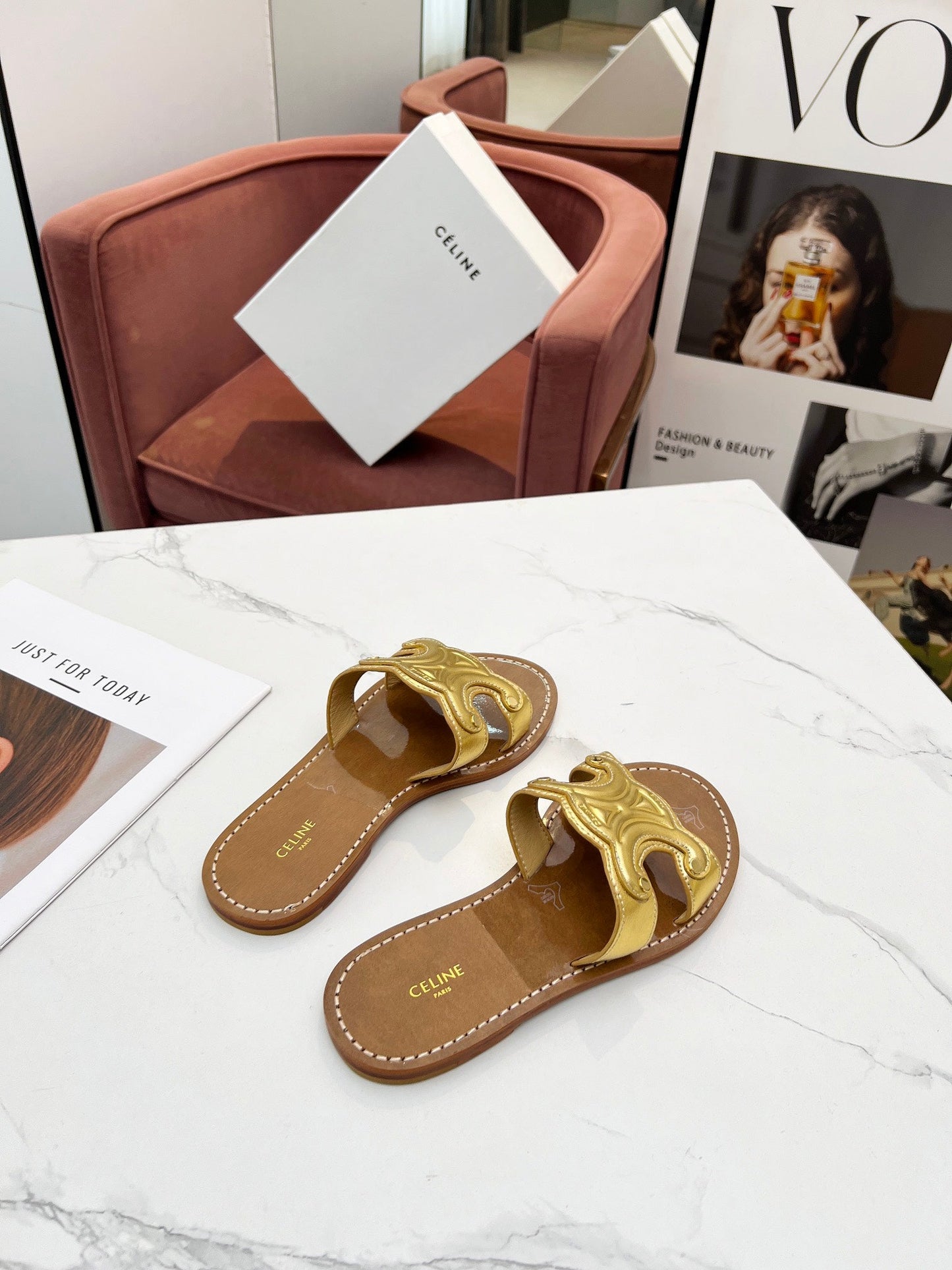 TRIOMPHE SLIDE IN GOLD CALFSKIN - 35