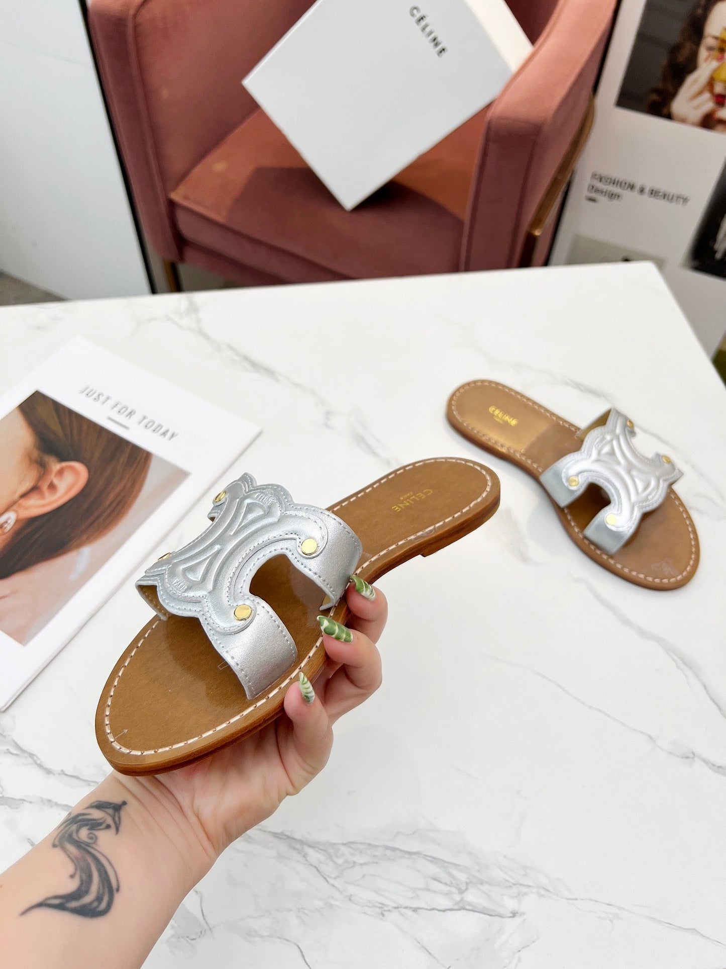 TRIOMPHE SLIDE IN SILVER CALFSKIN - 35