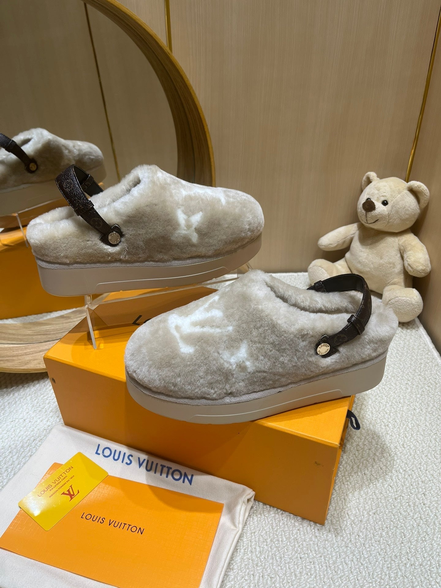 ASPEN COMFORT CLOG IN KHAKI BEIGE MIX WHITE FLEECE - 35