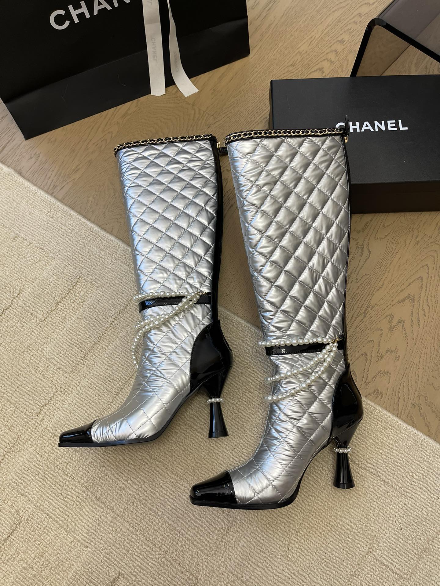 KNEE HIGH BOOTS 8 CM IN SILVER MIX BLACK CALFSKIN WITH PEARL CHAIN - 35