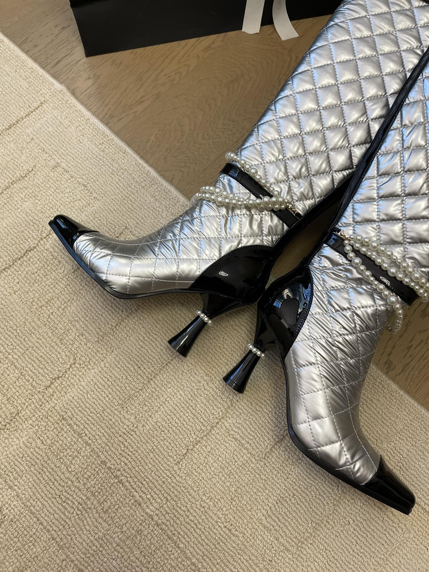 KNEE HIGH BOOTS 8 CM IN SILVER MIX BLACK CALFSKIN WITH PEARL CHAIN - 35