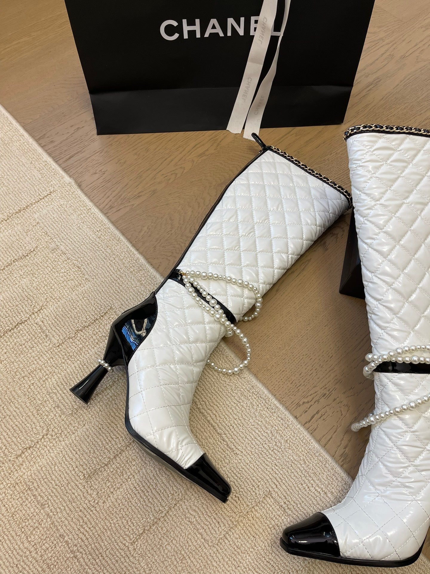 KNEE HIGH BOOTS 8 CM IN WHITE MIX BLACK CALFSKIN WITH PEARL CHAIN - 35