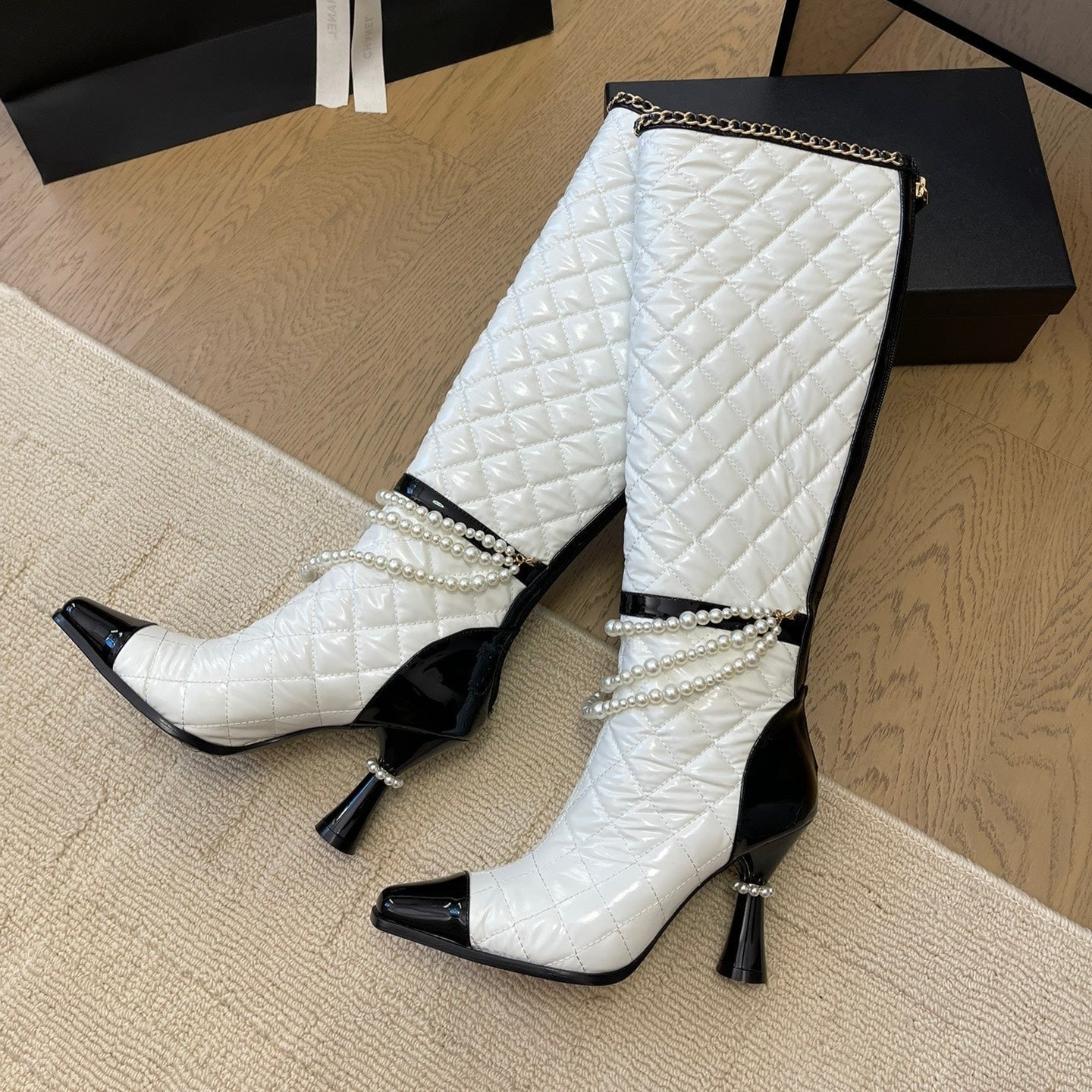 KNEE HIGH BOOTS 8 CM IN WHITE MIX BLACK CALFSKIN WITH PEARL CHAIN - 35