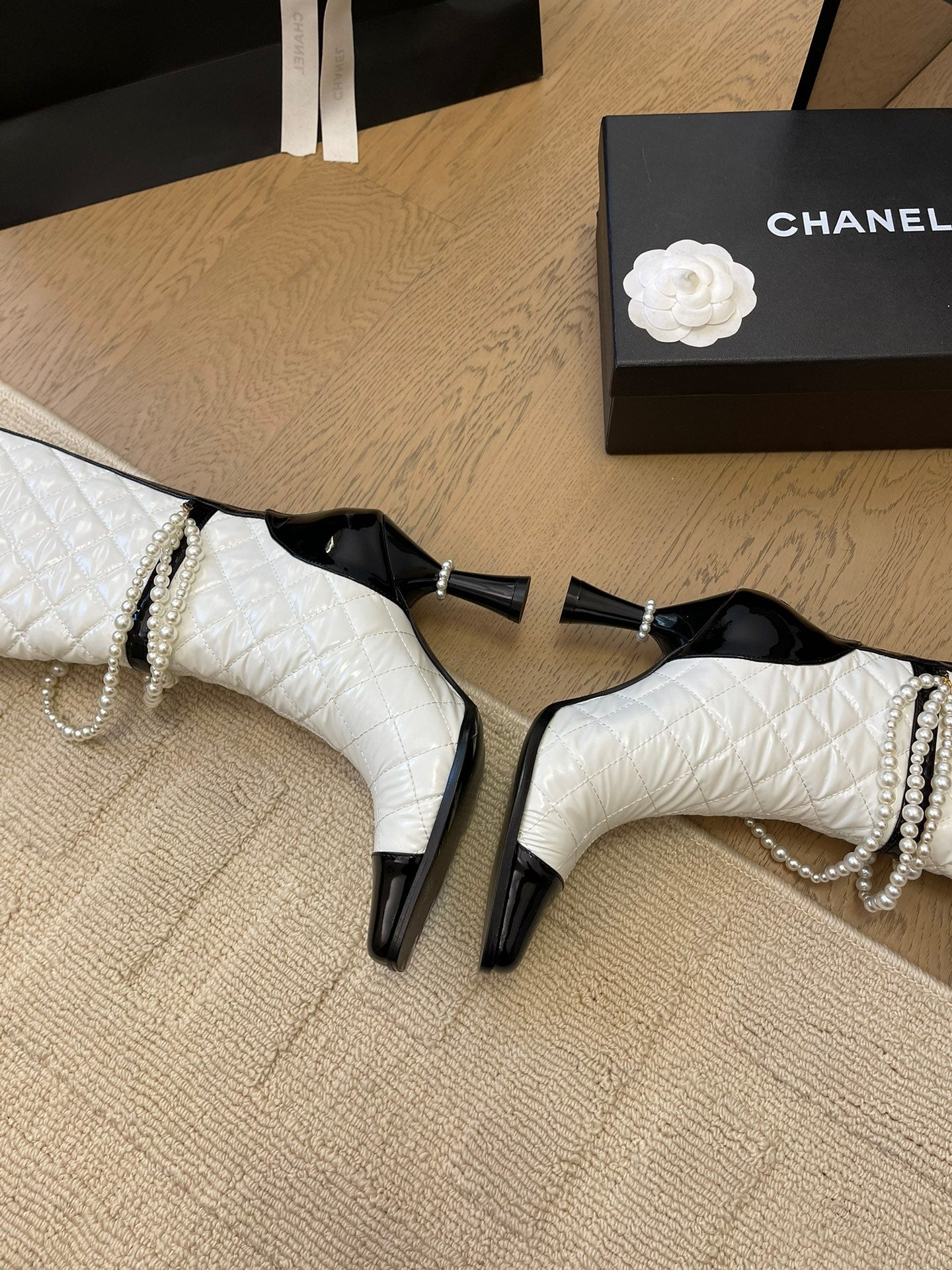 KNEE HIGH BOOTS 8 CM IN WHITE MIX BLACK CALFSKIN WITH PEARL CHAIN - 35
