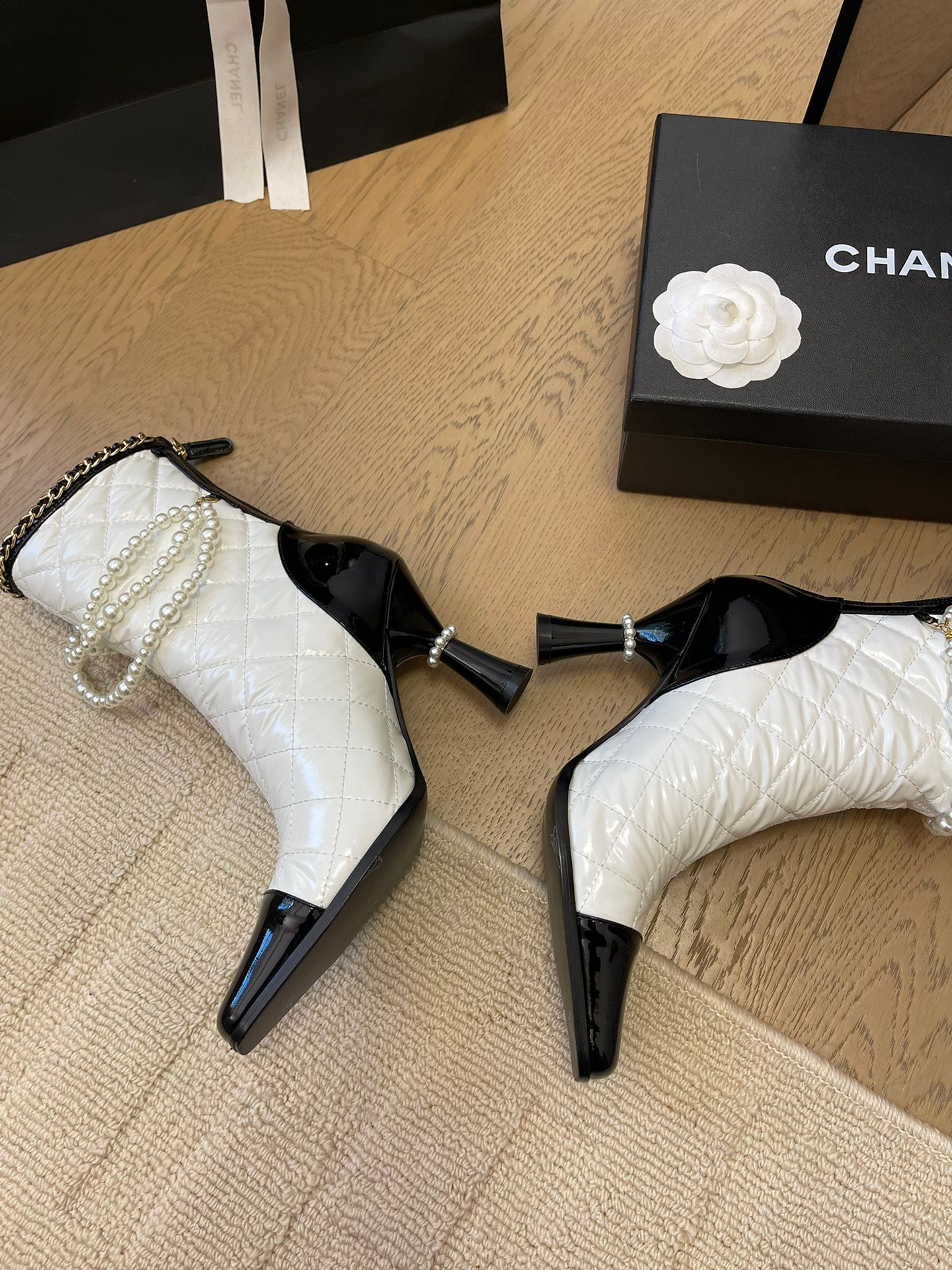 HIGH HEELS 8CM BOOTS IN WHITE MIX BLACK CALFSKIN WITH PEARL CHAIN - 35