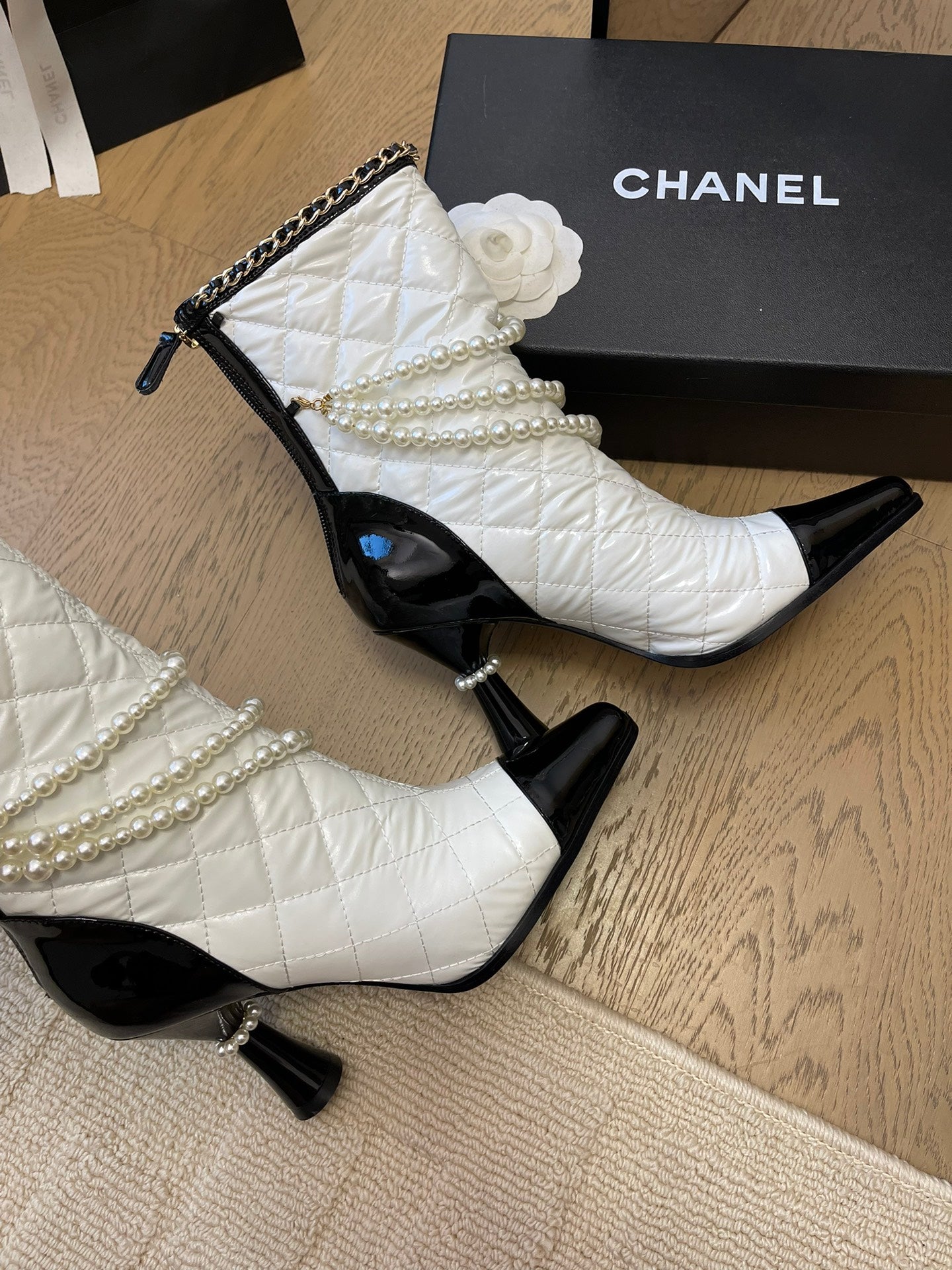 HIGH HEELS 8CM BOOTS IN WHITE MIX BLACK CALFSKIN WITH PEARL CHAIN - 35