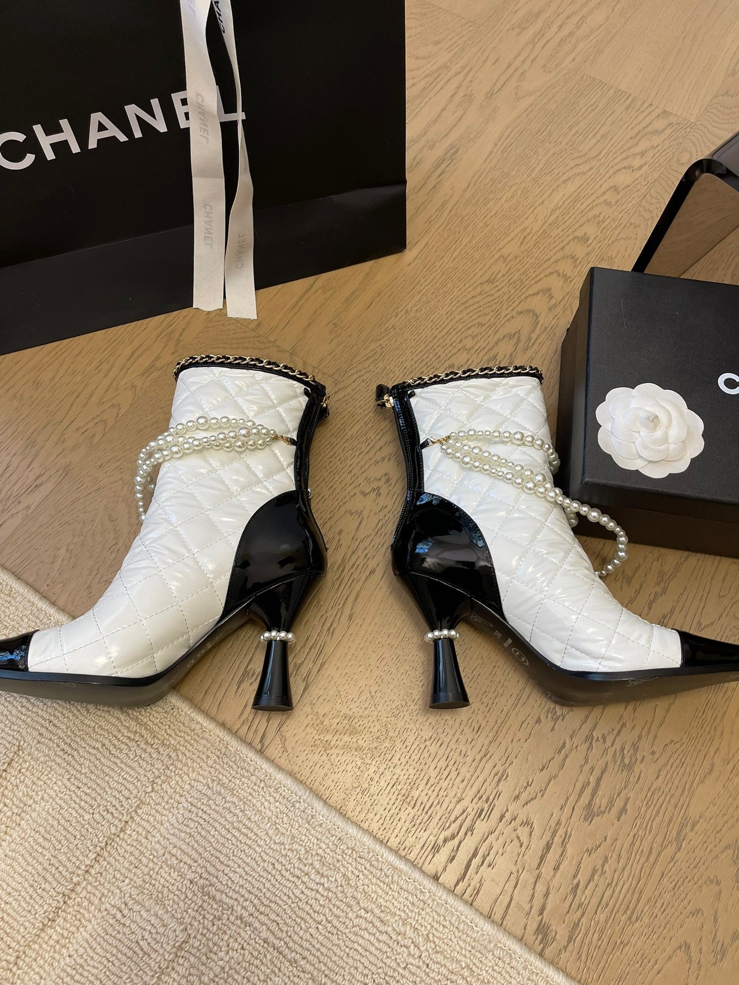 HIGH HEELS 8CM BOOTS IN WHITE MIX BLACK CALFSKIN WITH PEARL CHAIN - 35