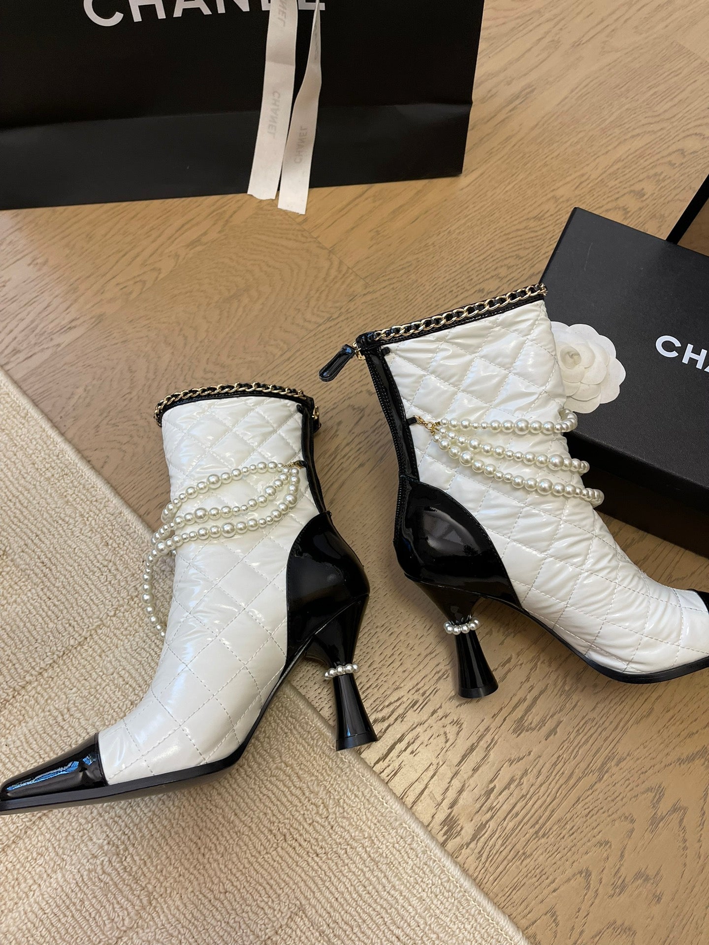 HIGH HEELS 8CM BOOTS IN WHITE MIX BLACK CALFSKIN WITH PEARL CHAIN - 35