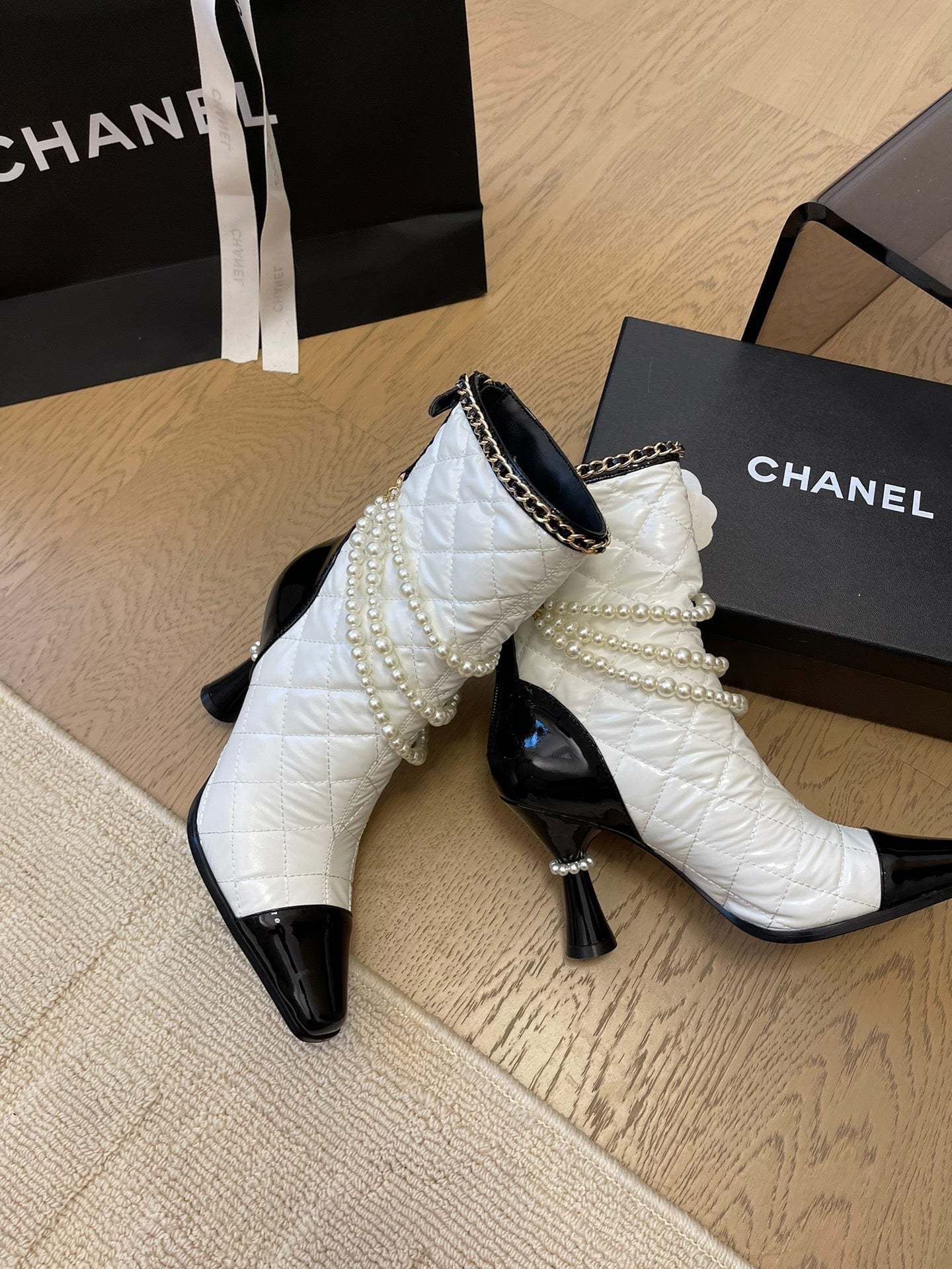 HIGH HEELS 8CM BOOTS IN WHITE MIX BLACK CALFSKIN WITH PEARL CHAIN - 35