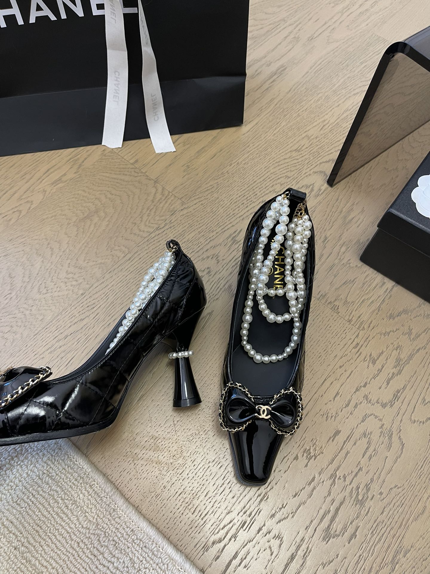 HIGH HEEL 8 CM IN BLACK CALFSKIN WITH PEARL CHAIN - 35