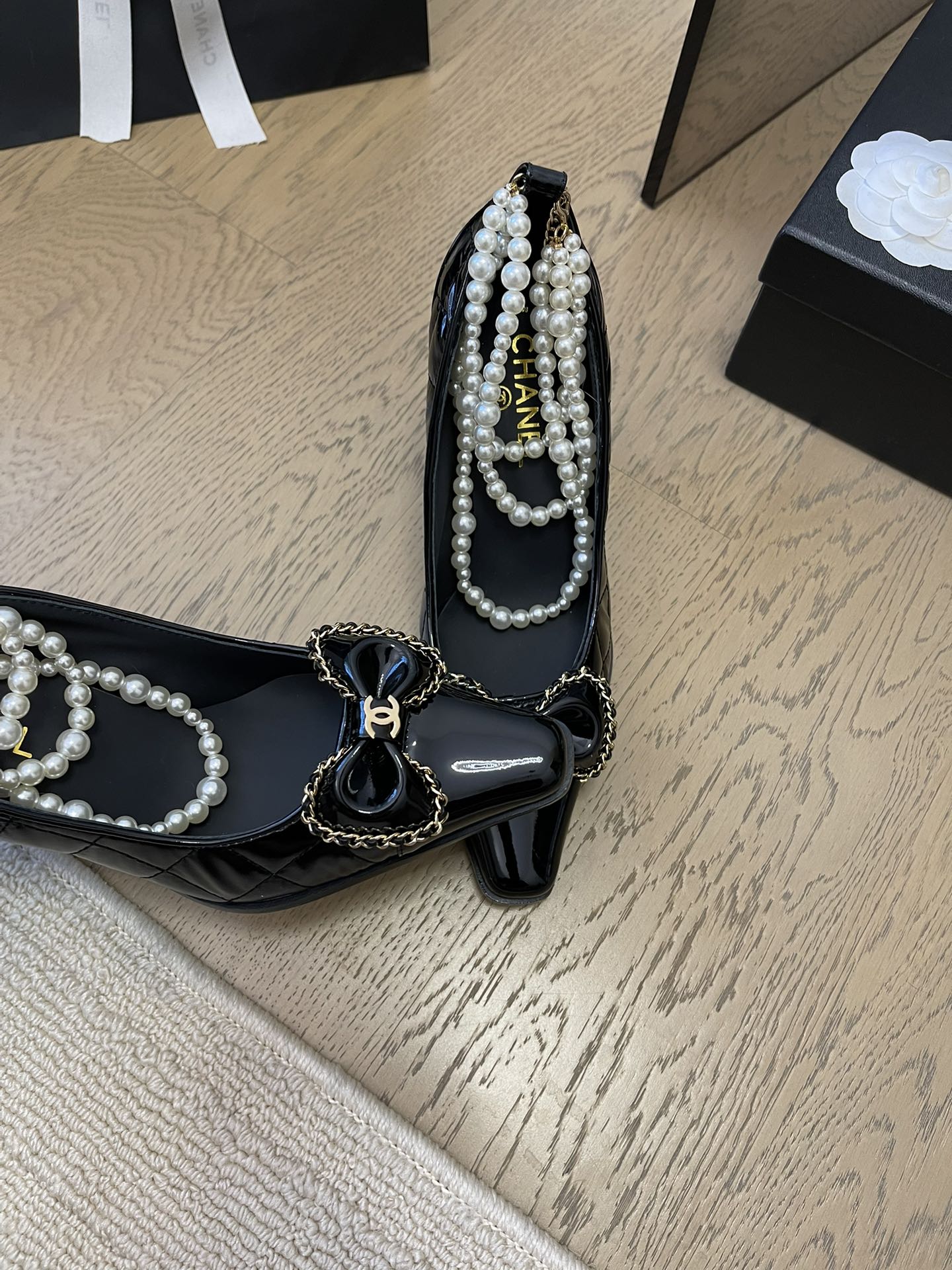 HIGH HEEL 8 CM IN BLACK CALFSKIN WITH PEARL CHAIN - 35