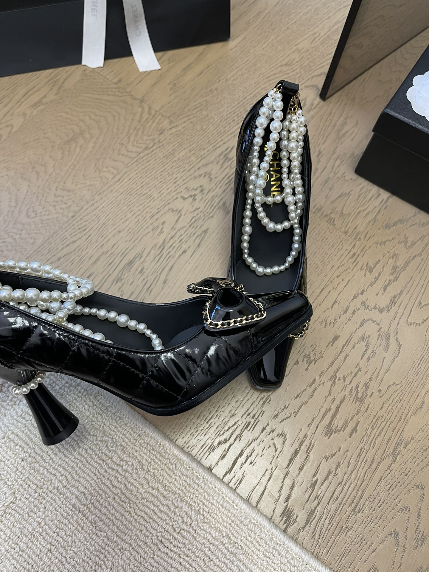 HIGH HEEL 8 CM IN BLACK CALFSKIN WITH PEARL CHAIN - 35