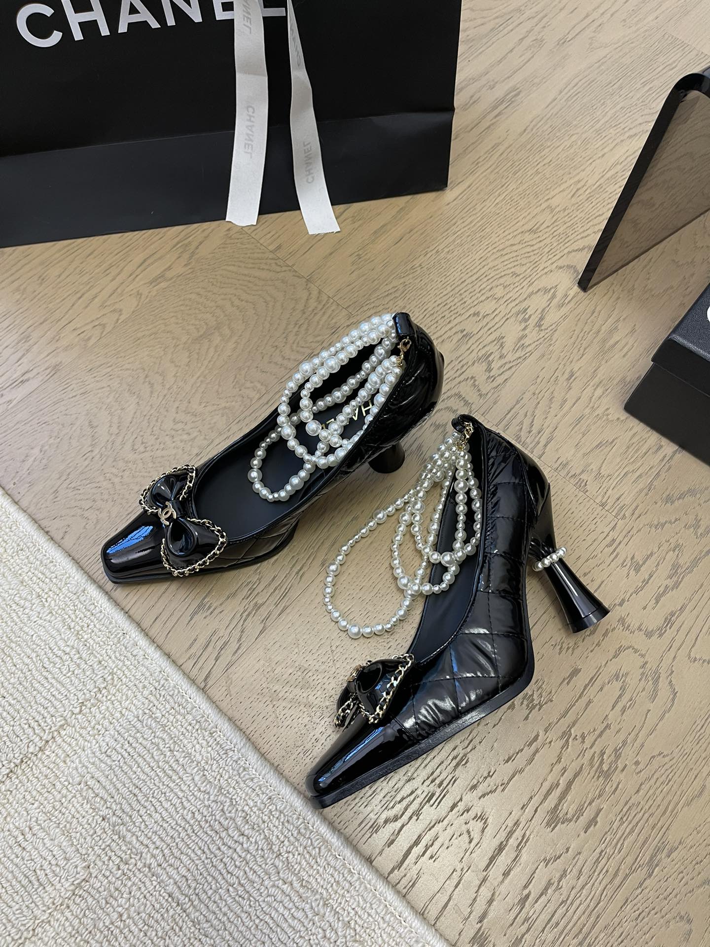 HIGH HEEL 8 CM IN BLACK CALFSKIN WITH PEARL CHAIN - 35