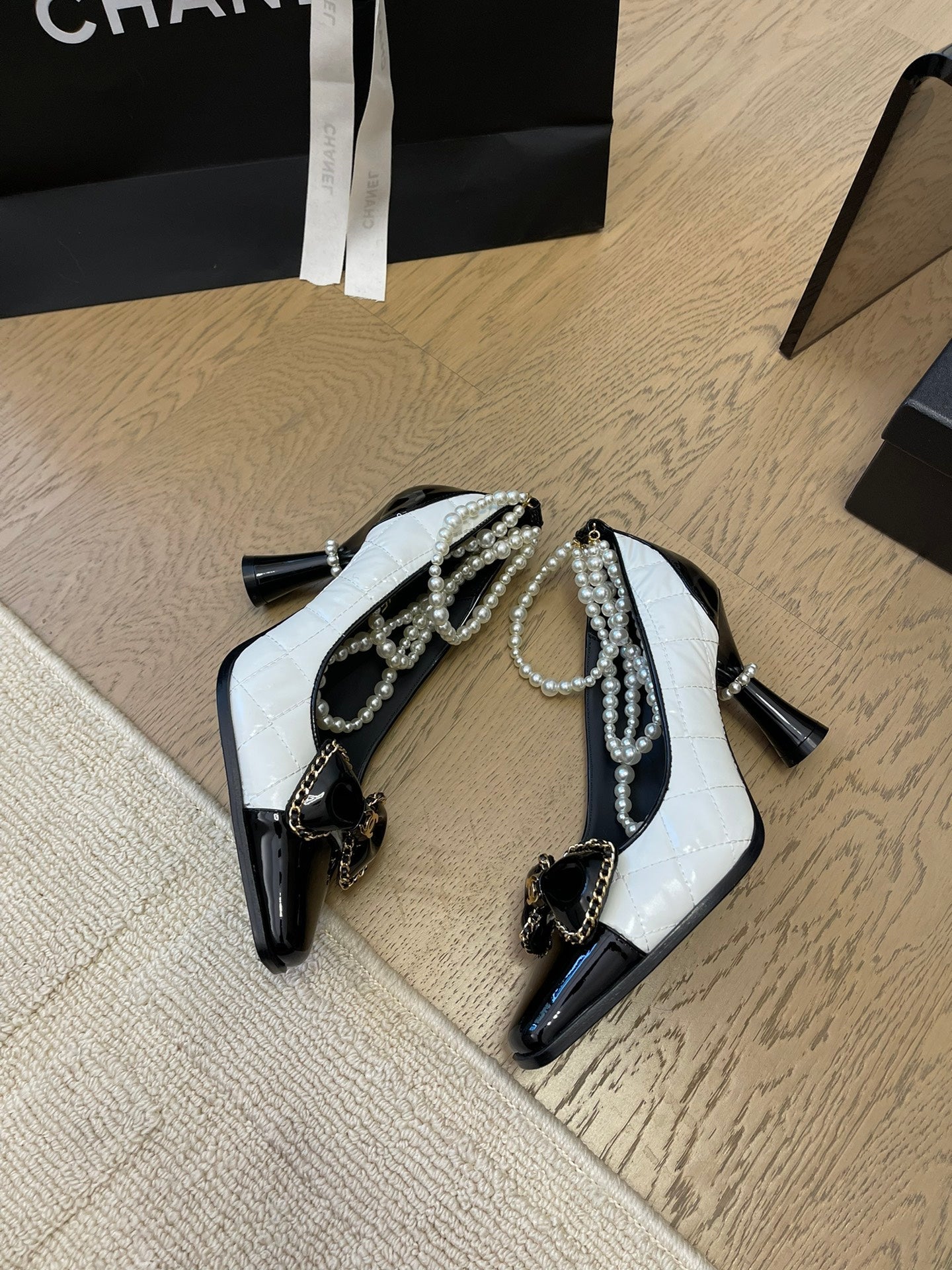 HIGH HEEL 8 CM IN WHITE MIX BLACK CALFSKIN WITH PEARL CHAIN - 35