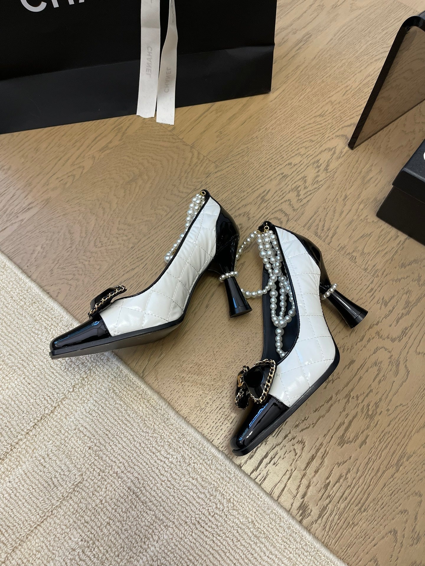 HIGH HEEL 8 CM IN WHITE MIX BLACK CALFSKIN WITH PEARL CHAIN - 35