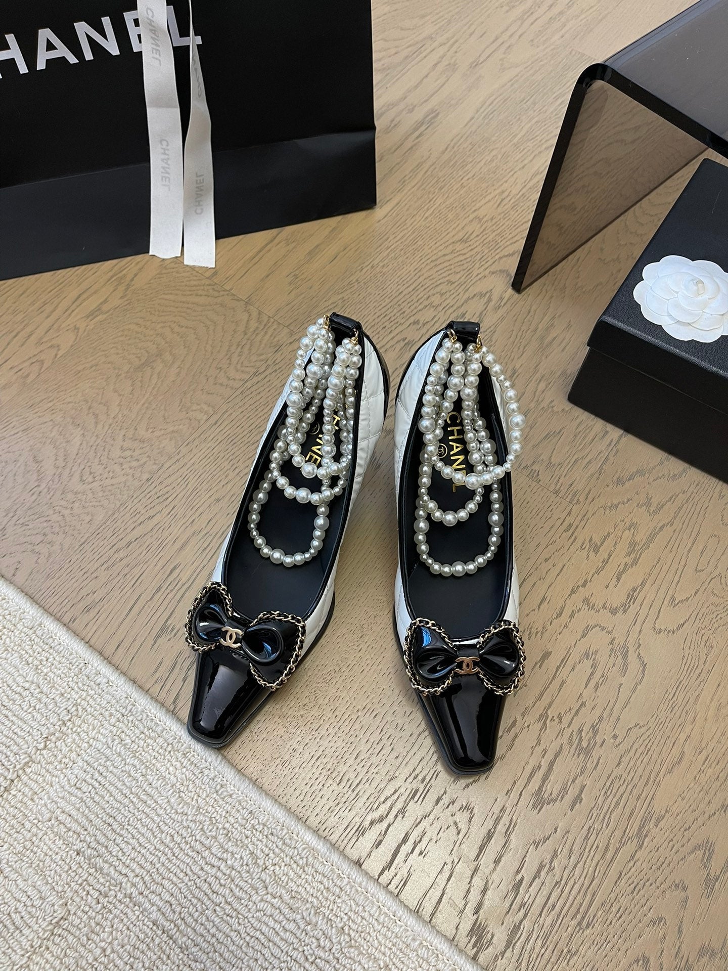 HIGH HEEL 8 CM IN WHITE MIX BLACK CALFSKIN WITH PEARL CHAIN - 35