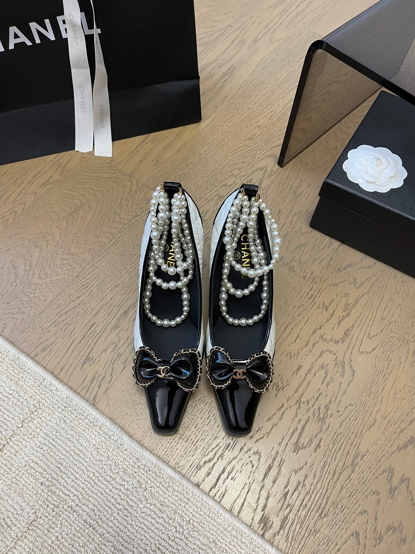 HIGH HEEL 8 CM IN WHITE MIX BLACK CALFSKIN WITH PEARL CHAIN - 35