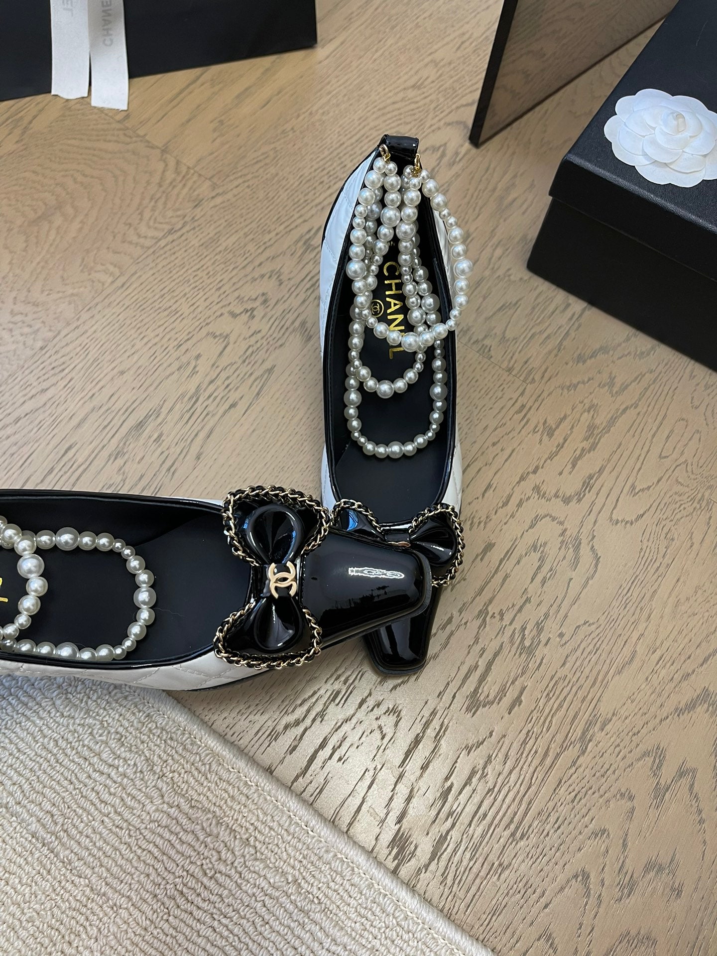 HIGH HEEL 8 CM IN WHITE MIX BLACK CALFSKIN WITH PEARL CHAIN - 35