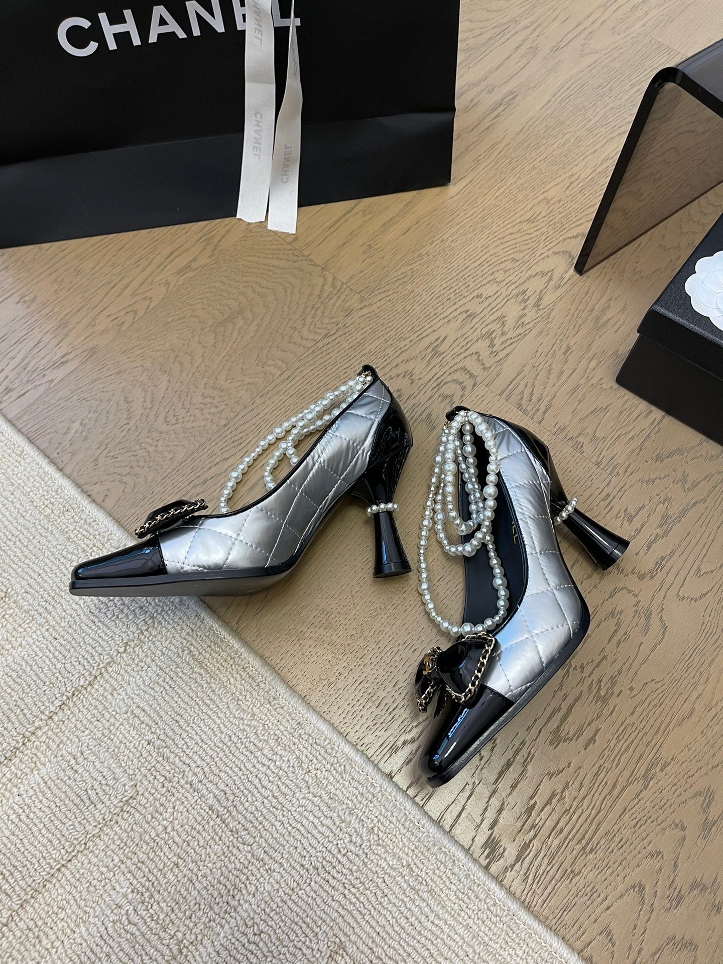 HIGH HEEL 8 CM IN SILVER MIX BLACK CALFSKIN WITH PEARL CHAIN - 35