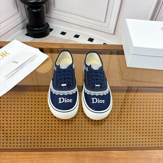 НИЗЬКІ КРОСІВКИ DIOR 26S З ТЕМНО-СИНЬОГО ПОЛОТНА З БІЛИМ МЕРЕЖИВНИМ ОЗДОБЛЕННЯМ ТА ДРУКОВАНИМ ЛОГОТИПОМ