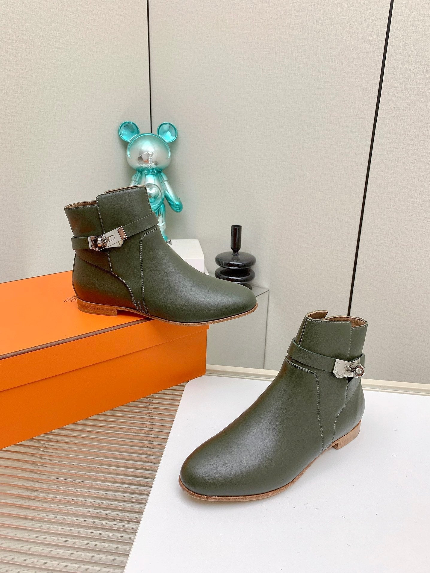 WOMEN'S NEO ANKLE BOOT IN ARMY GREEN CALFSKIN - 35