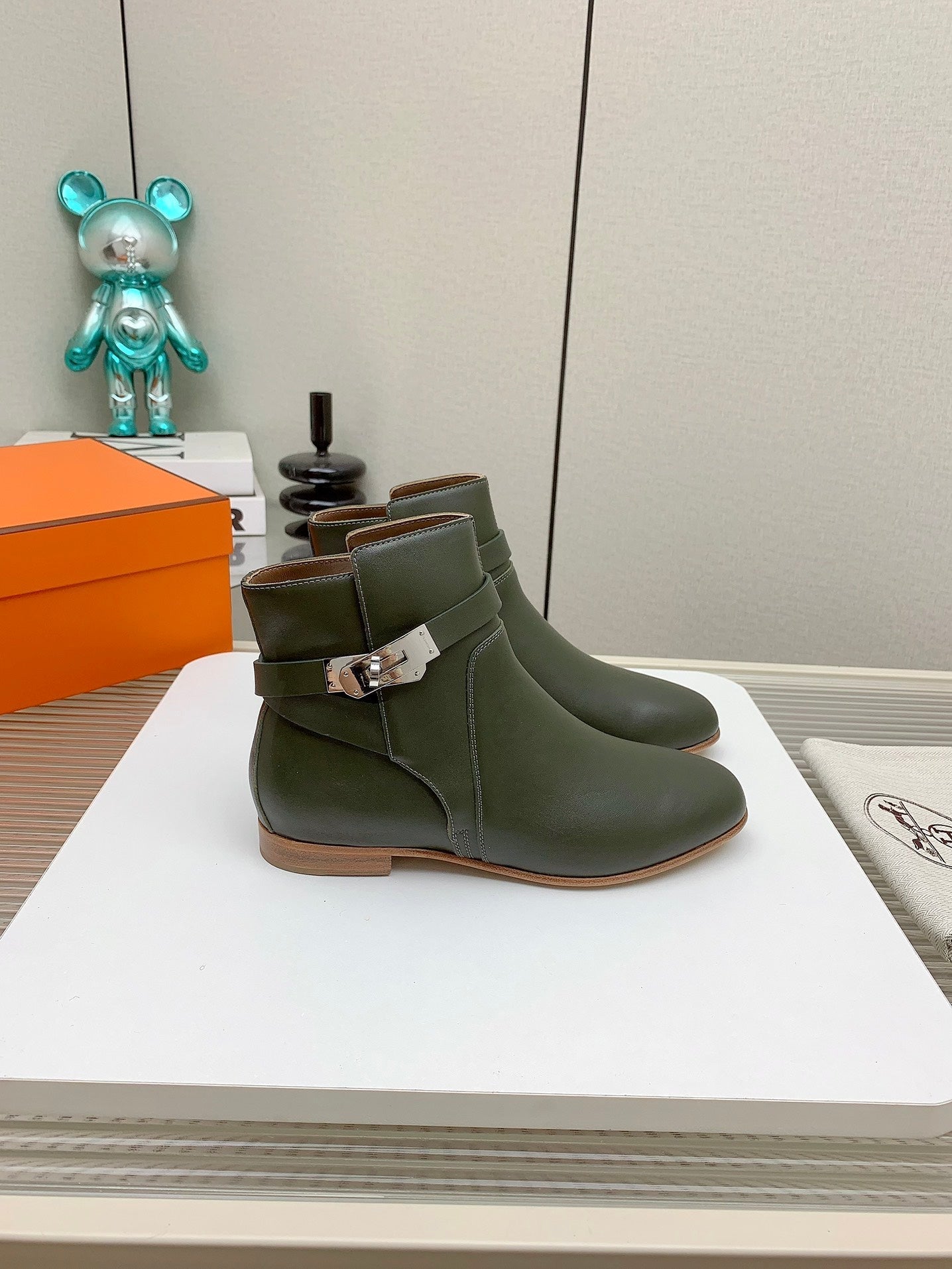 WOMEN'S NEO ANKLE BOOT IN ARMY GREEN CALFSKIN - 35