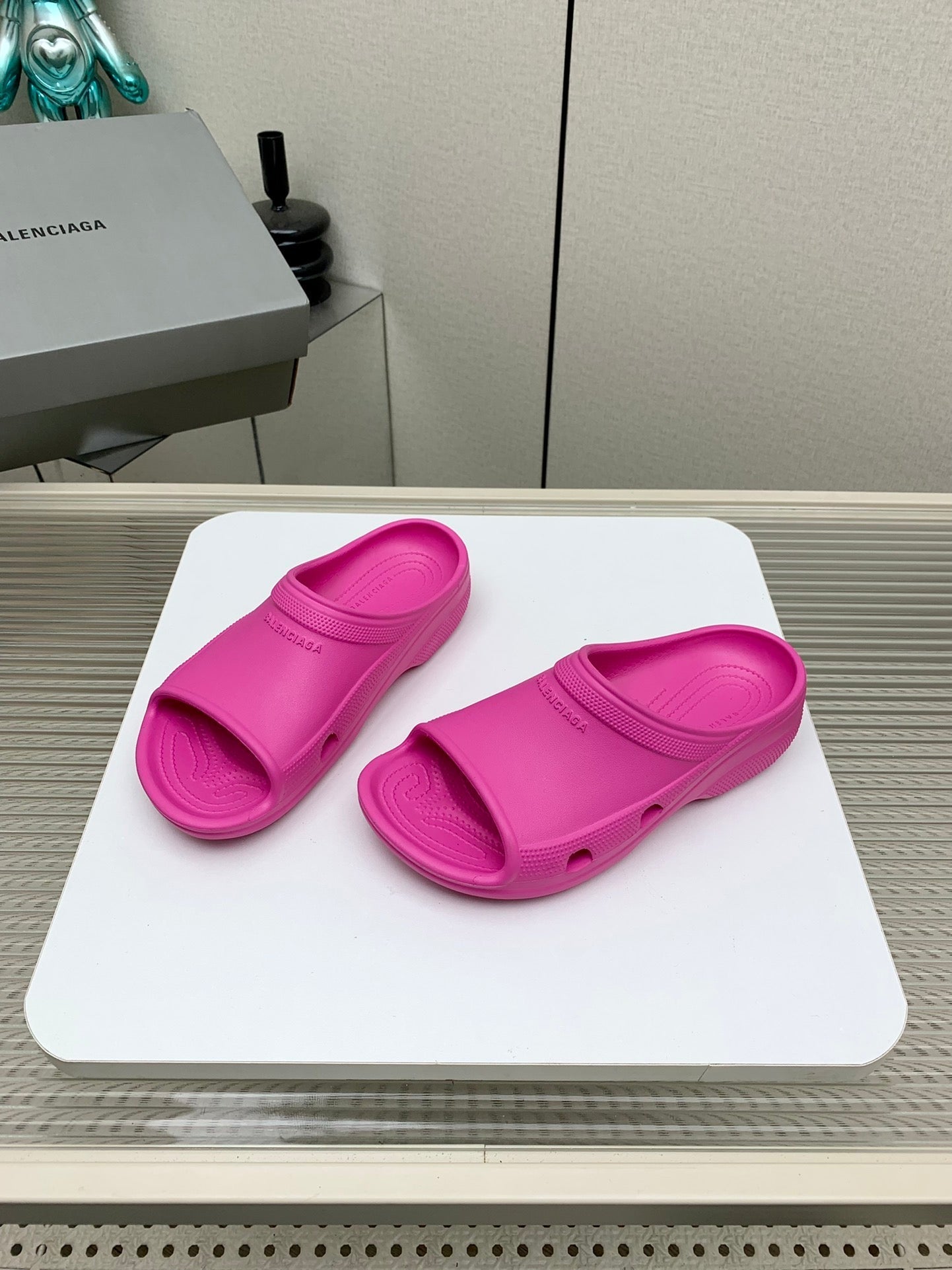 POOL CROCS IN HOT PINK RUBBER - 36
