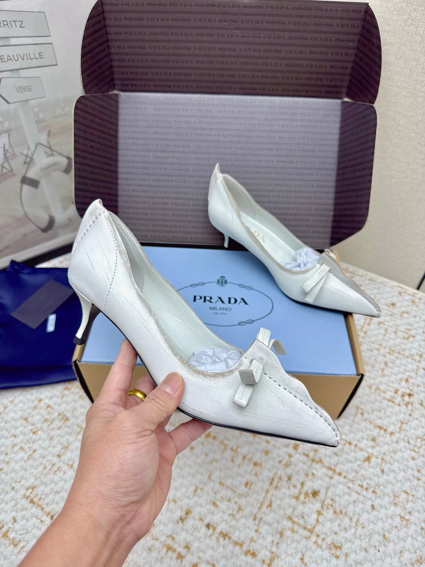 Туфлі-човники PRADA 26S з зістареної шкіри, 55 мм, з телячої шкіри кремово-білого кольору