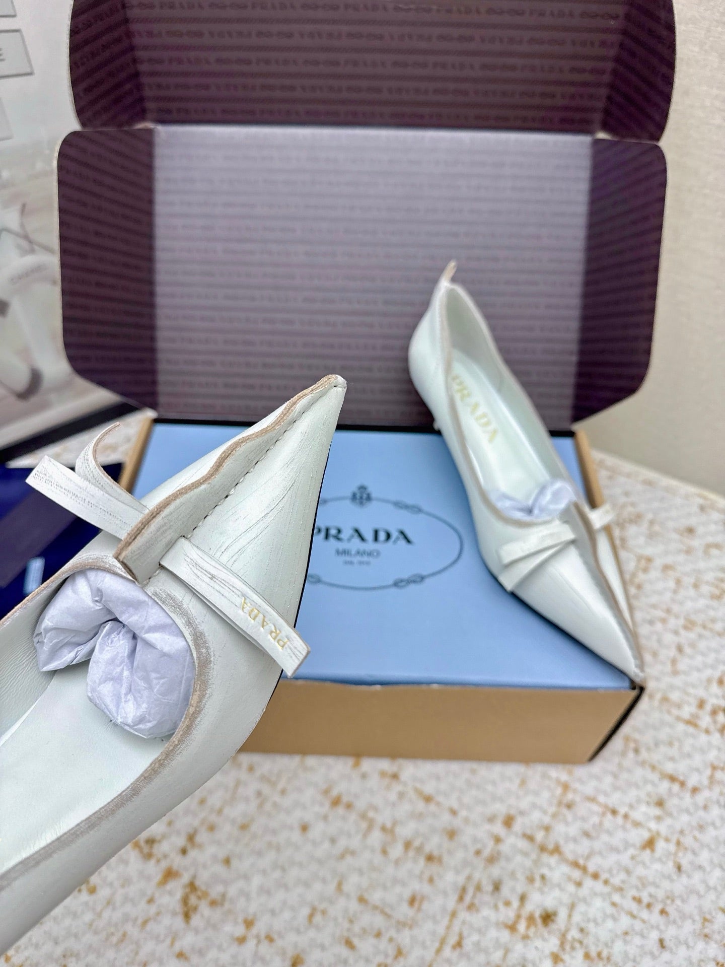 Туфлі-човники PRADA 26S з зістареної шкіри, 55 мм, з телячої шкіри кремово-білого кольору