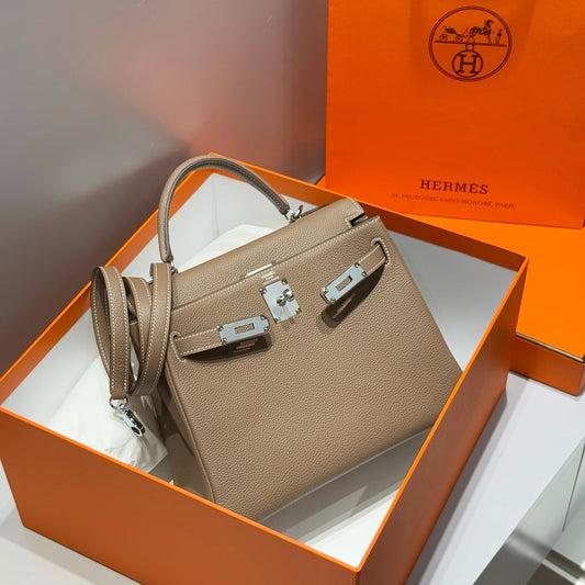 Сумка HERMES KELLY 25S 28 зі шкіри теляти EPSOM кольору ETOUPE зі сріблястою фурнітурою