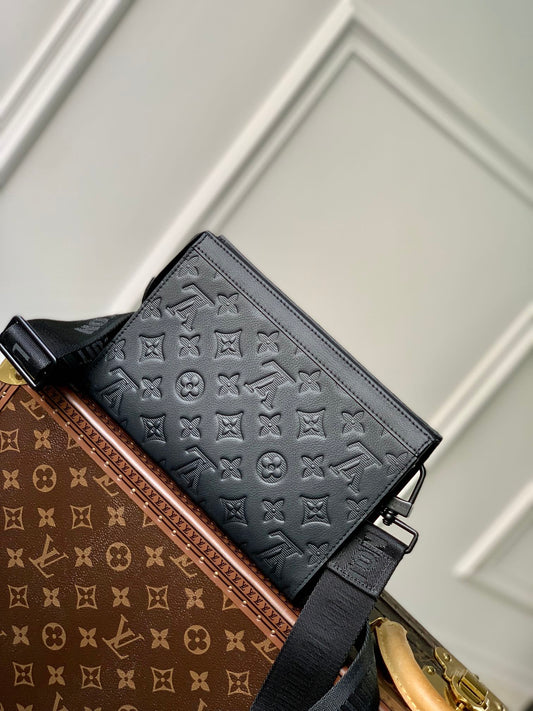 POCHETTE VOYAGE 22 IN BLACK MONOGRAM SHADOW CALFSKIN