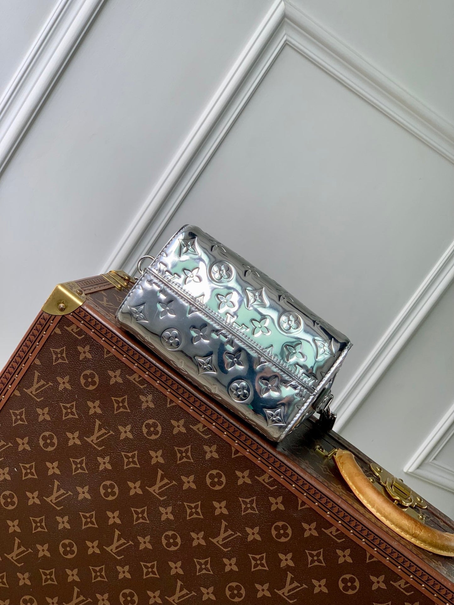 SPEEDY BANDOULIÈRE 20 IN SILVER MONOGRAM EMBOSSED CALFSKIN