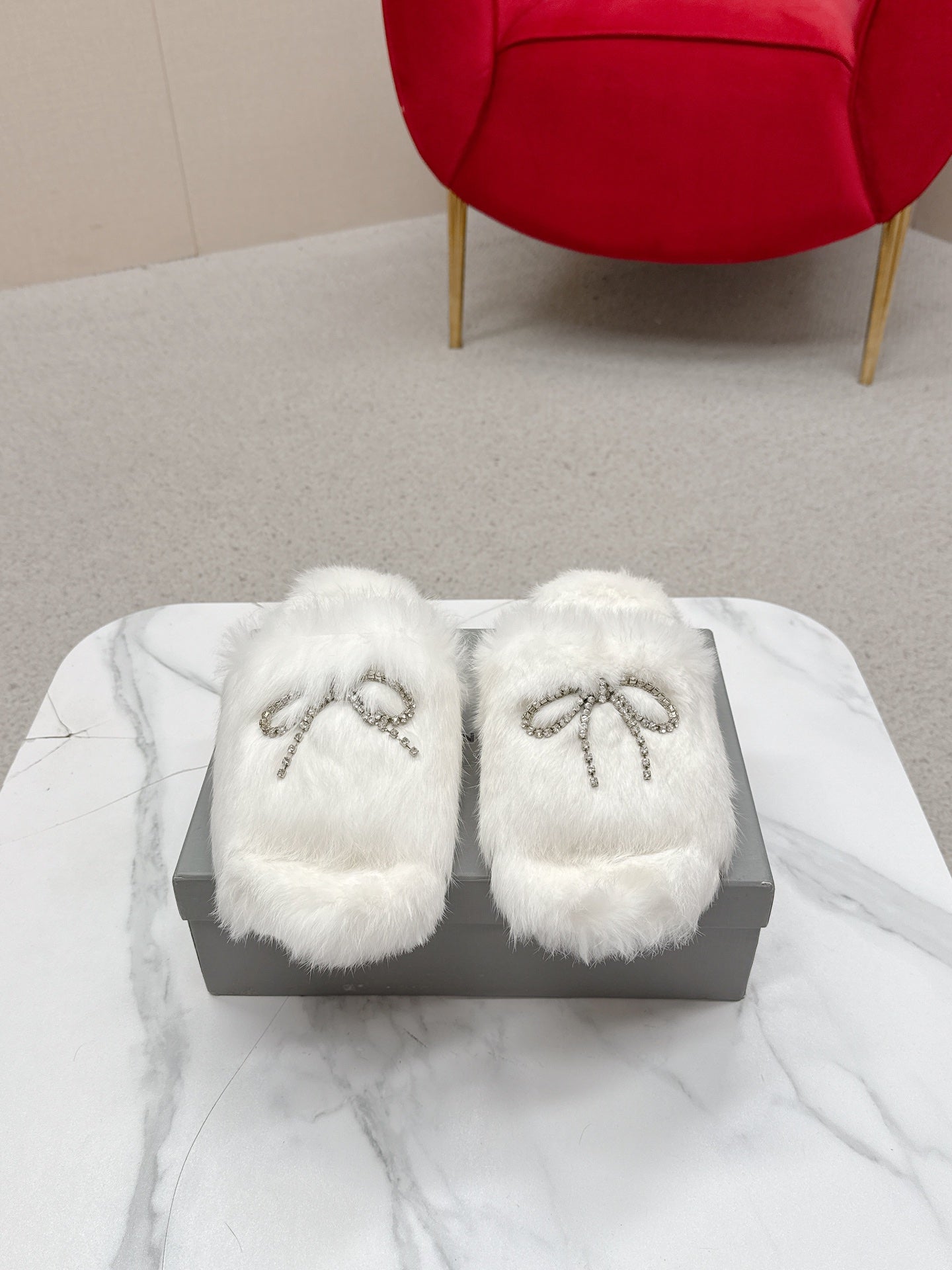 BALENCIAGA 25S SOFT FUR SLIPPERS IN WHITE FUR WITH RHINESTONE BOW - 35