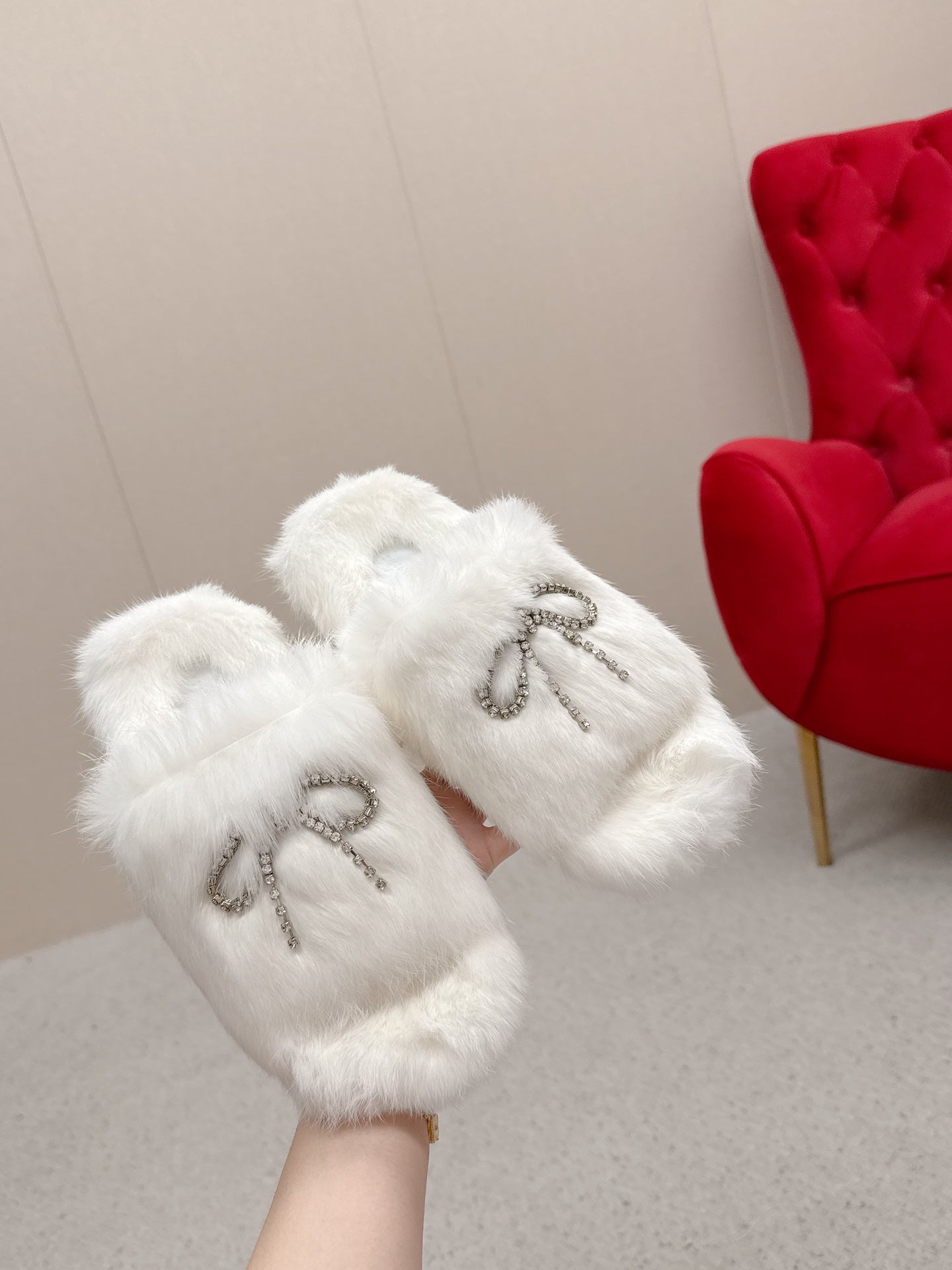 BALENCIAGA 25S SOFT FUR SLIPPERS IN WHITE FUR WITH RHINESTONE BOW - 35