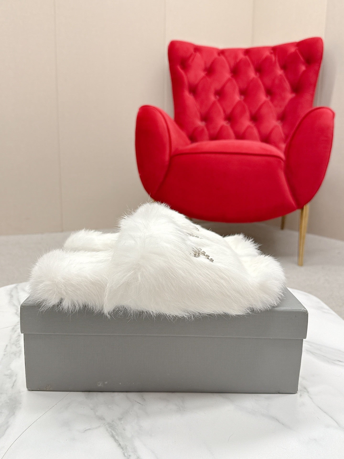 BALENCIAGA 25S SOFT FUR SLIPPERS IN WHITE FUR WITH RHINESTONE BOW - 35