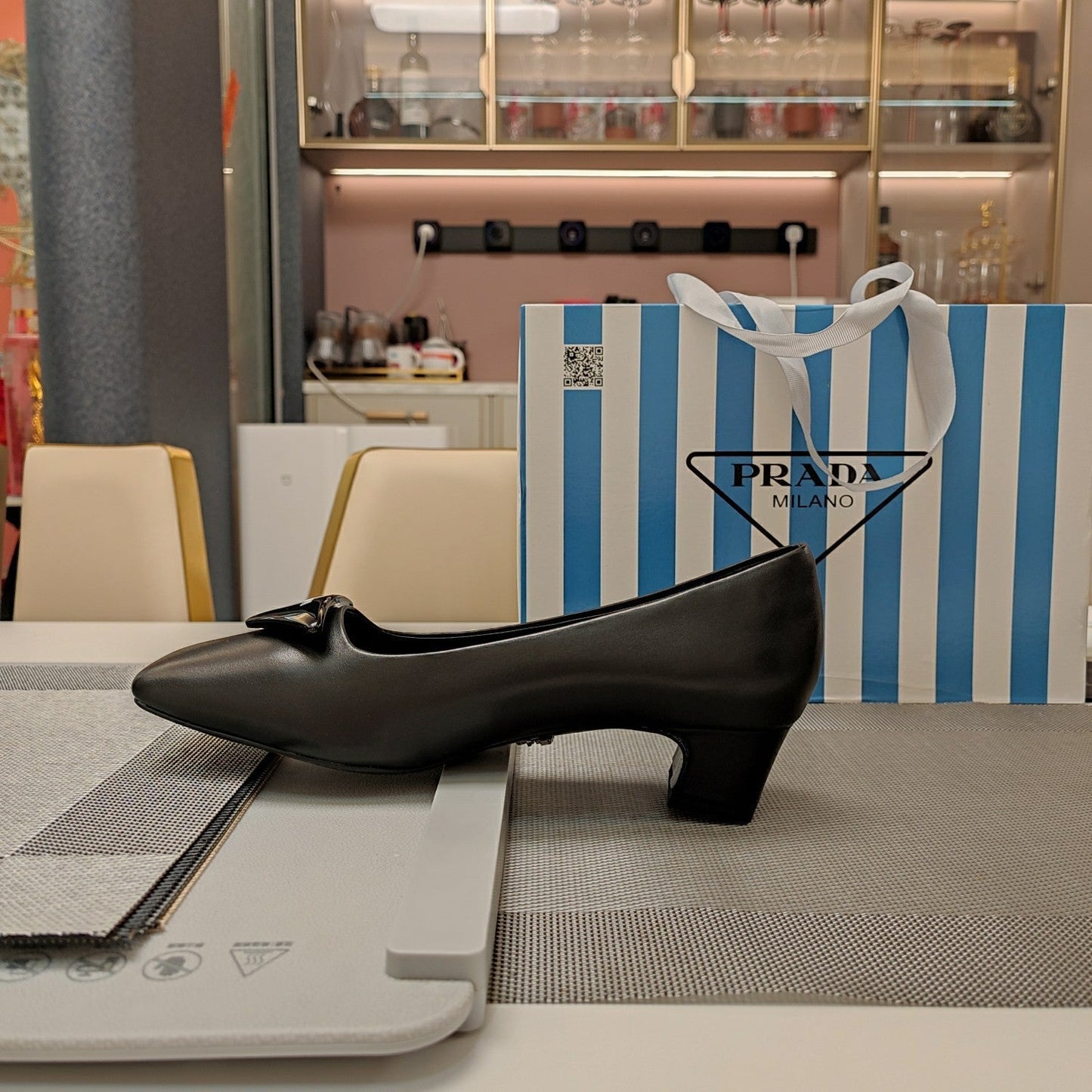 TRIANGLE LOGO PUMPS IN BLACK CALFSKIN - 35