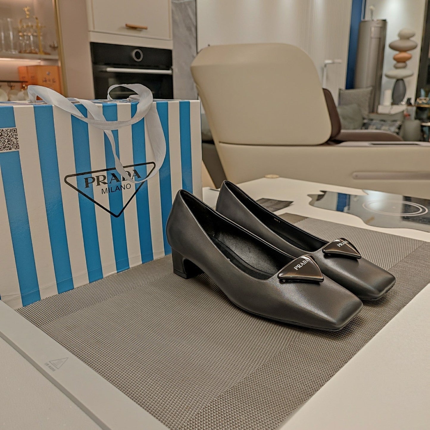 TRIANGLE LOGO PUMPS IN BLACK CALFSKIN - 35