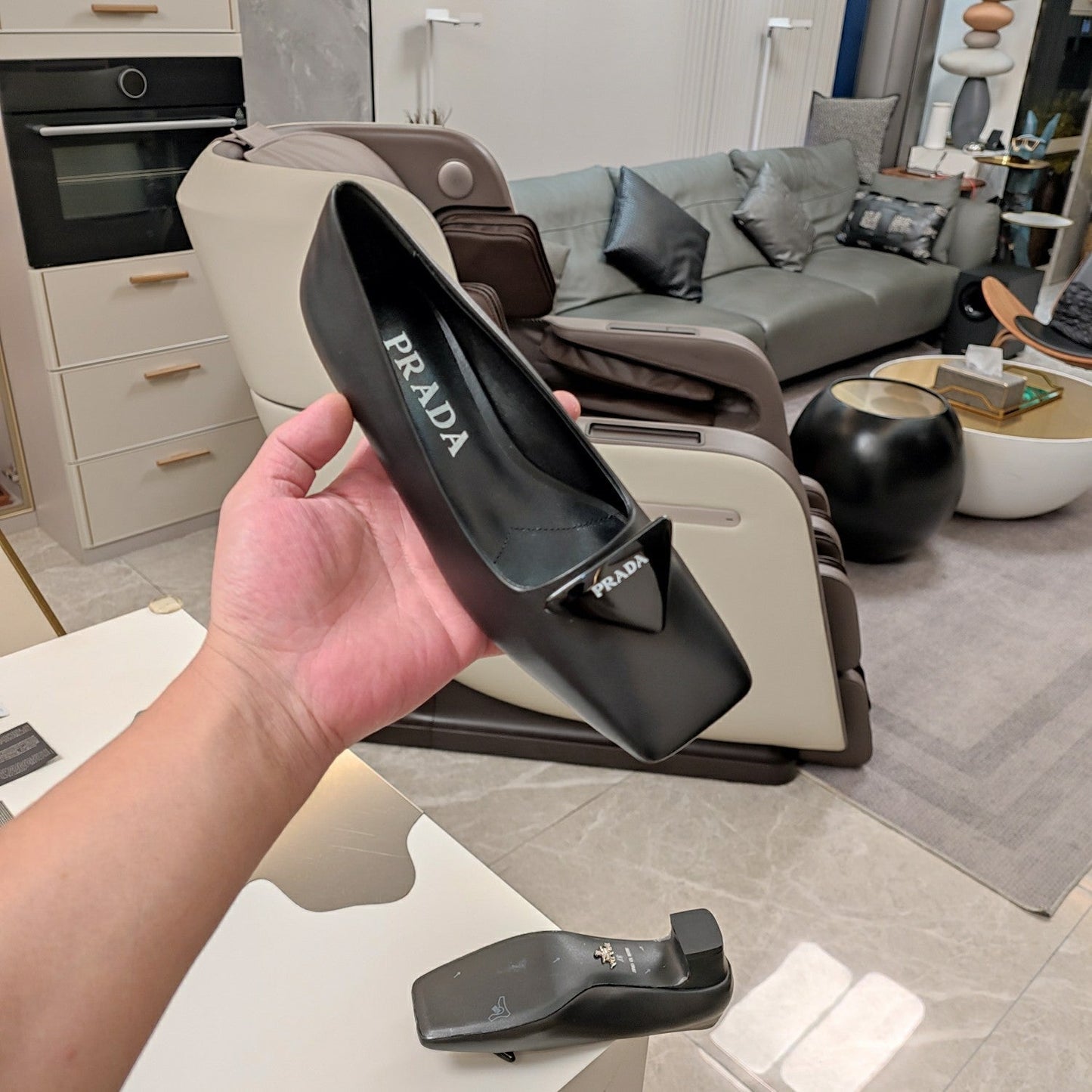 TRIANGLE LOGO PUMPS IN BLACK CALFSKIN - 35