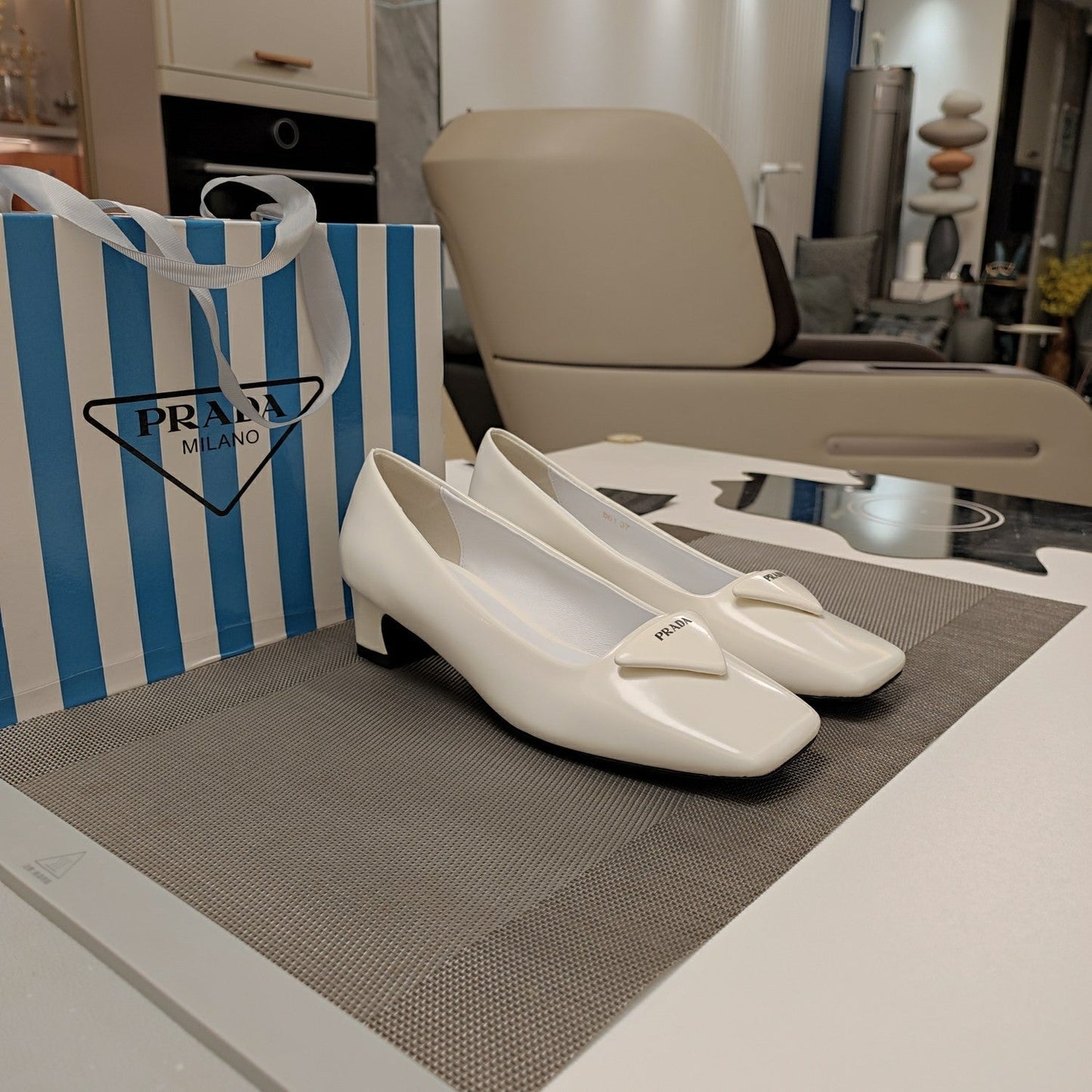 TRIANGLE LOGO PUMPS IN WHITE GLOSSY CALFSKIN - 35