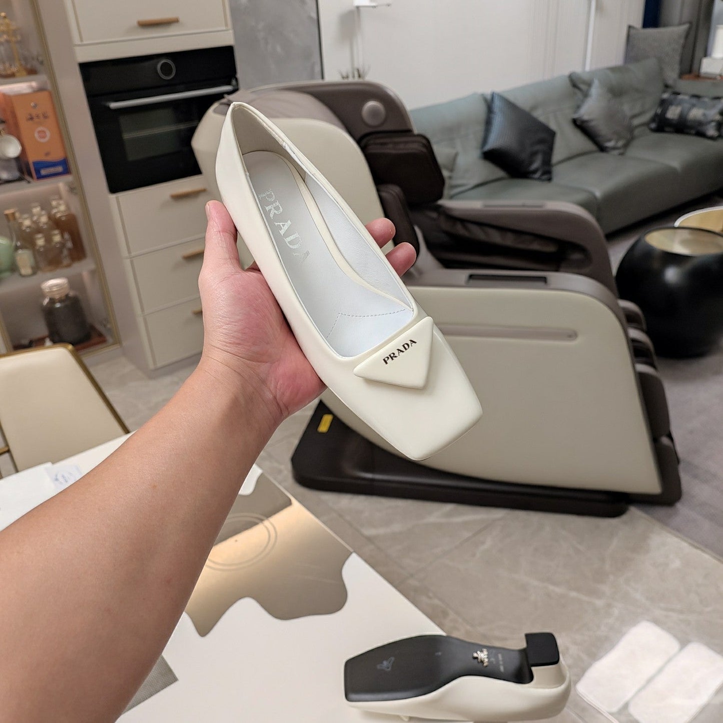TRIANGLE LOGO PUMPS IN WHITE GLOSSY CALFSKIN - 35