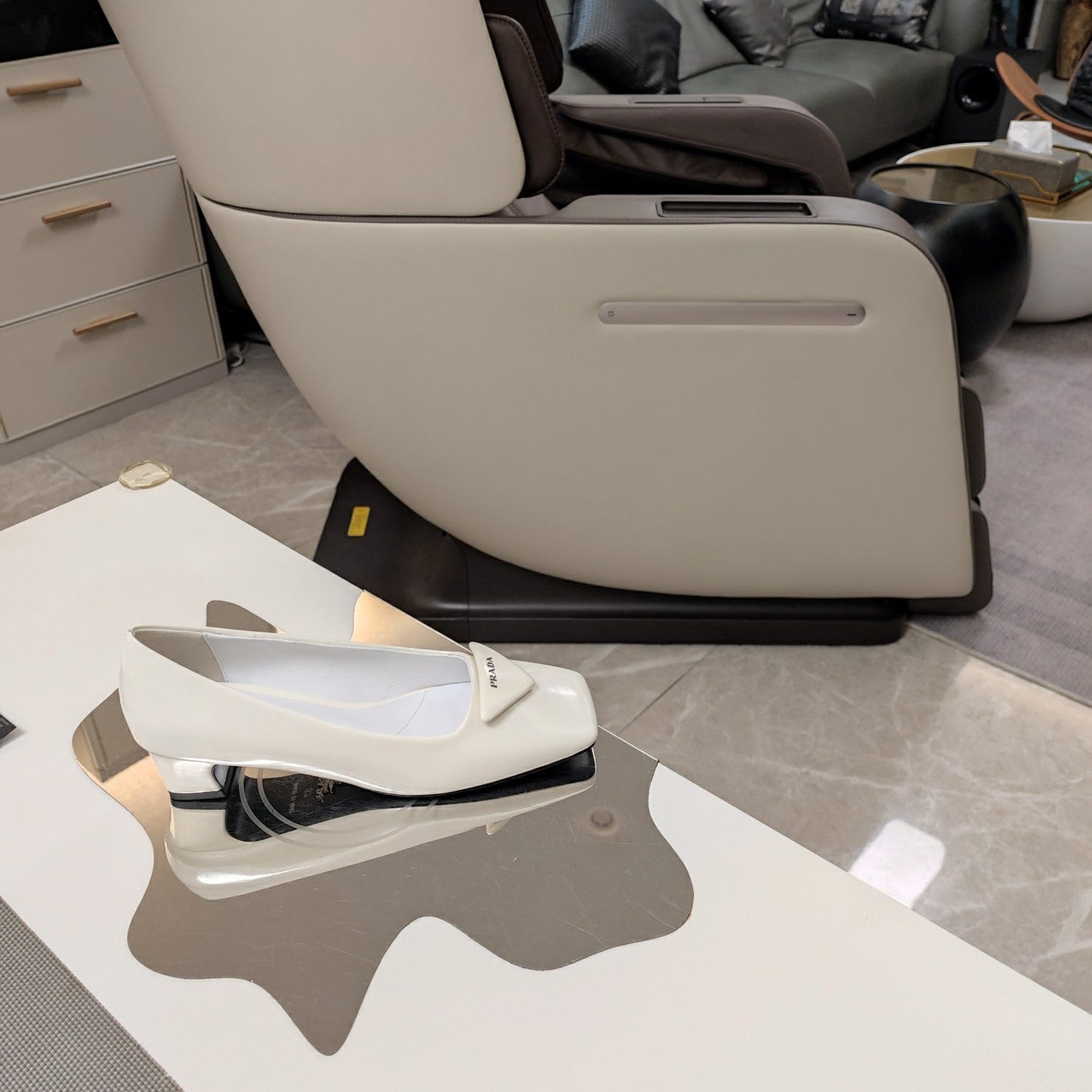 TRIANGLE LOGO PUMPS IN WHITE GLOSSY CALFSKIN - 35