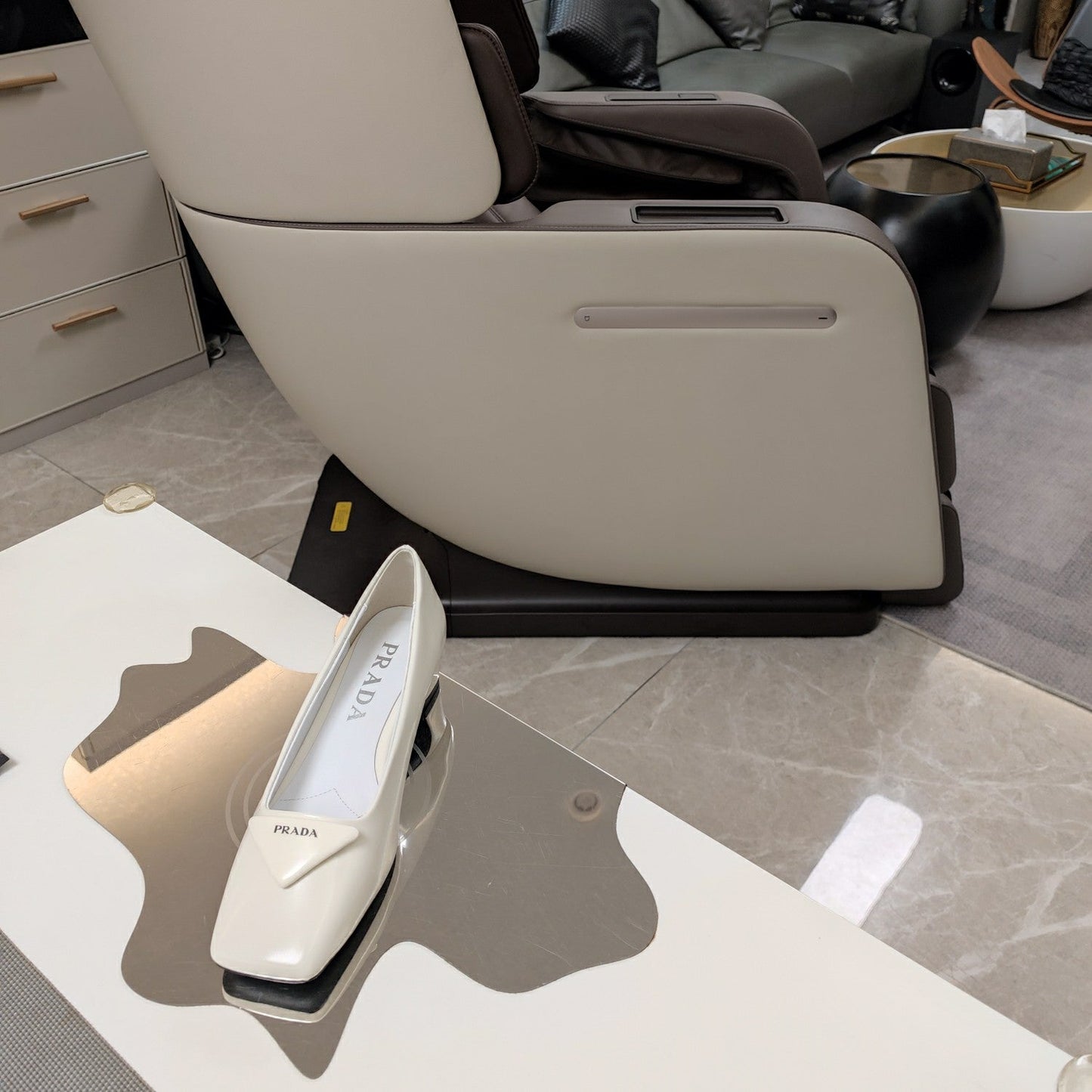 TRIANGLE LOGO PUMPS IN WHITE GLOSSY CALFSKIN - 35