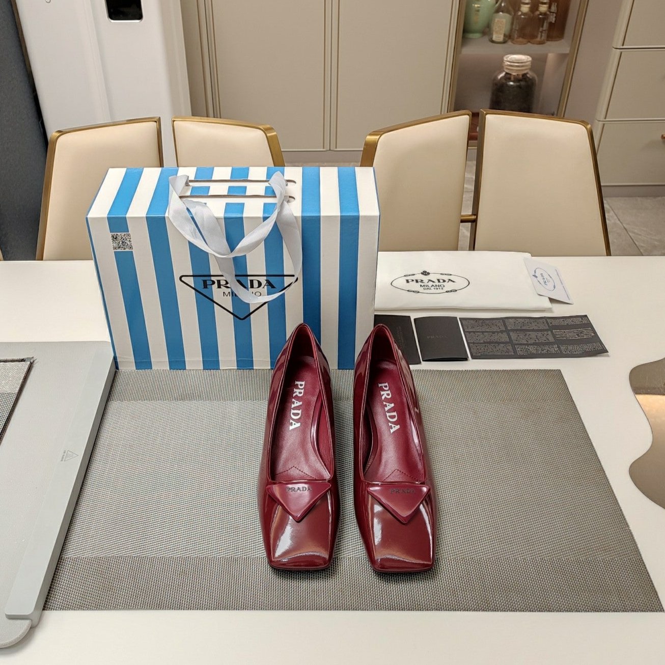 TRIANGLE LOGO PUMPS IN CURRANT RED GLOSSY CALFSKIN - 35